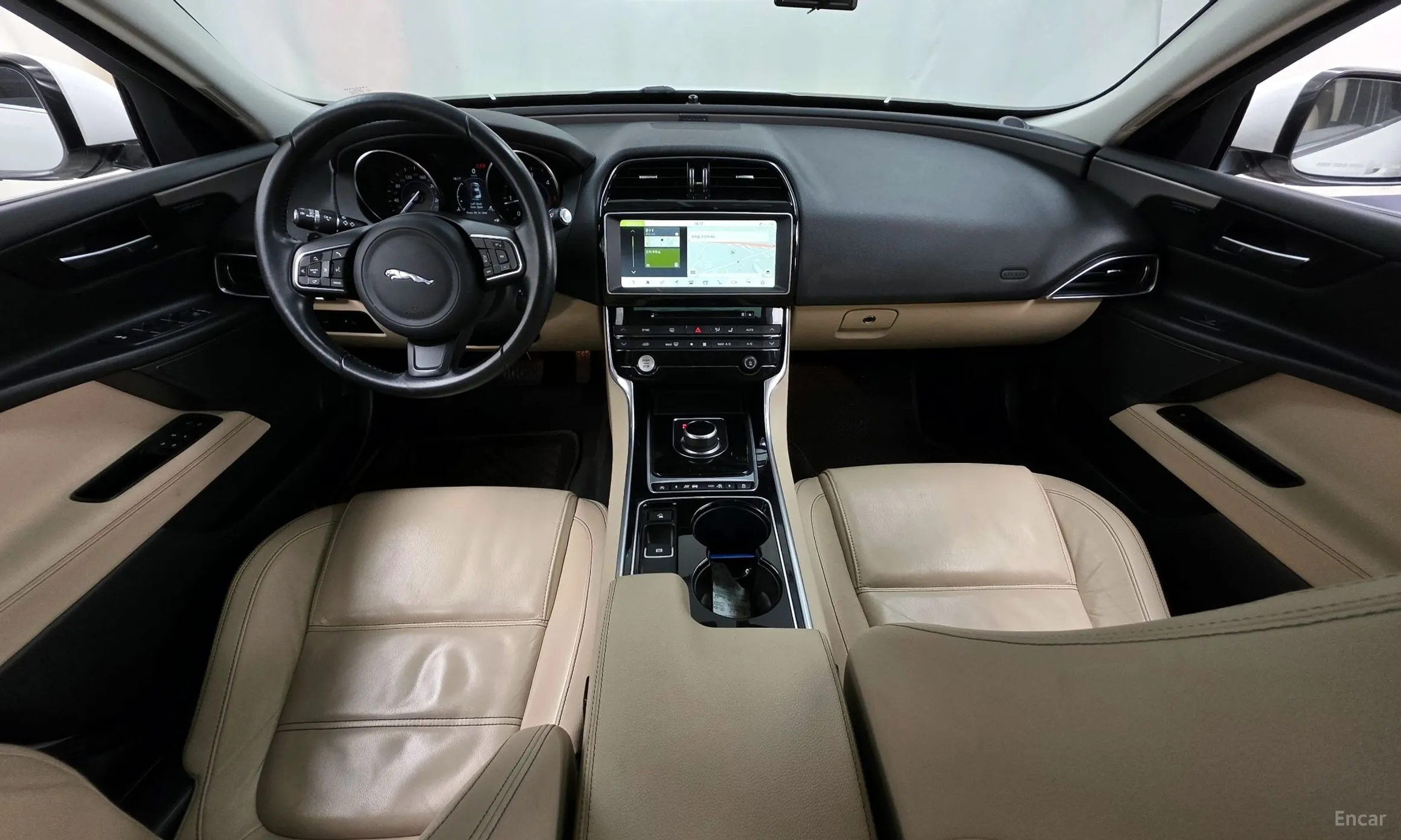 Jaguar XE превью 7