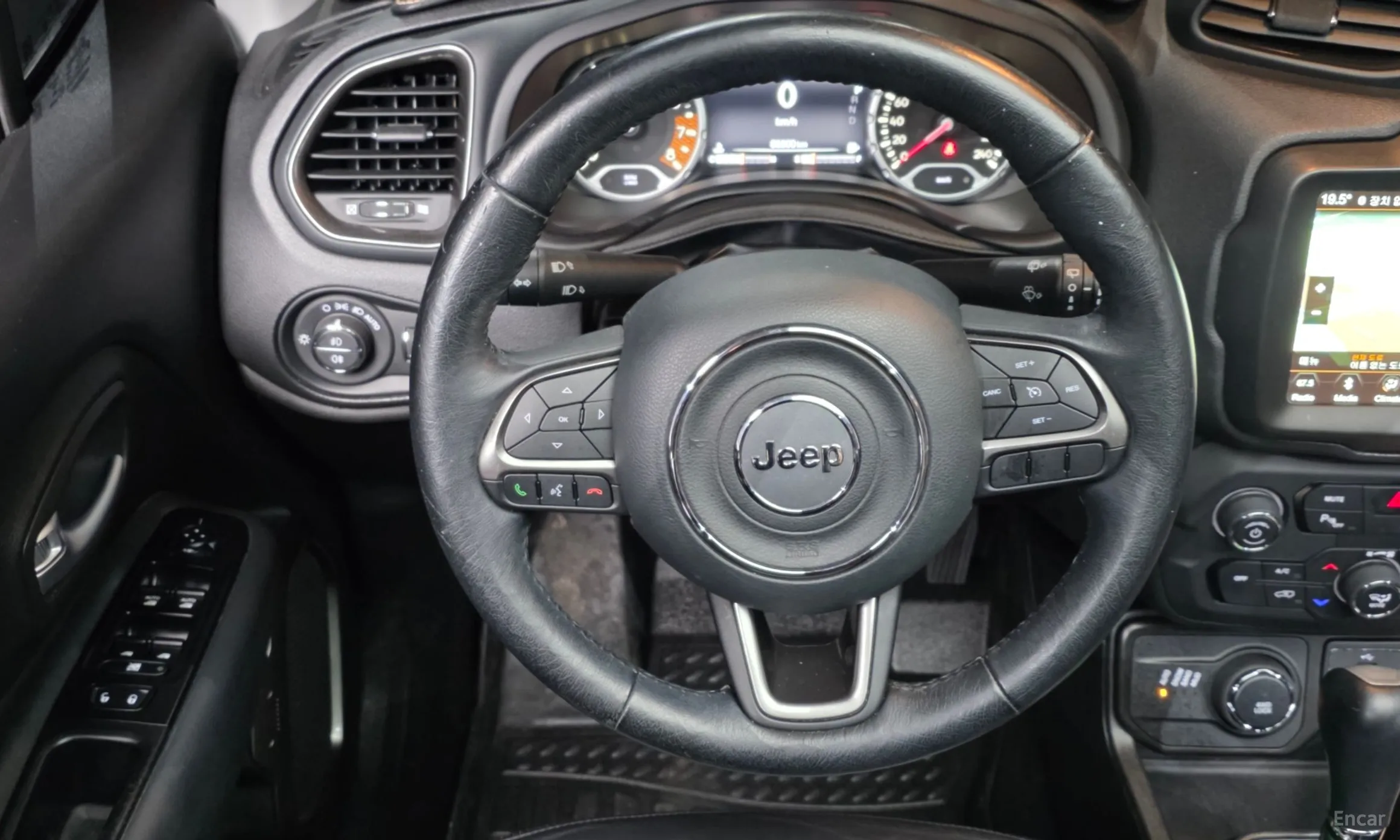 Jeep Renegade превью 13