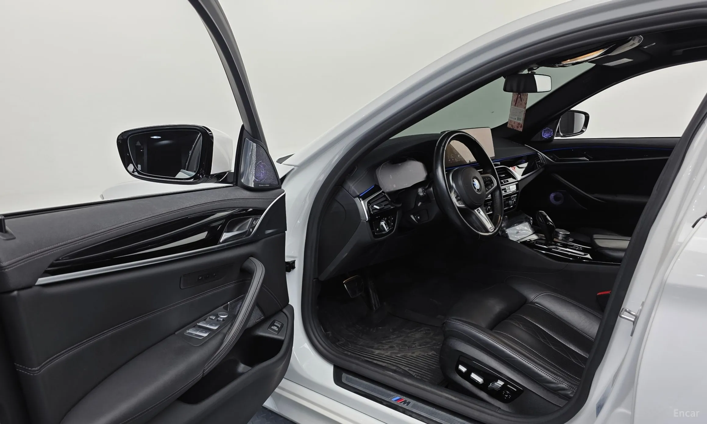 BMW 5 Series (G30) превью 10