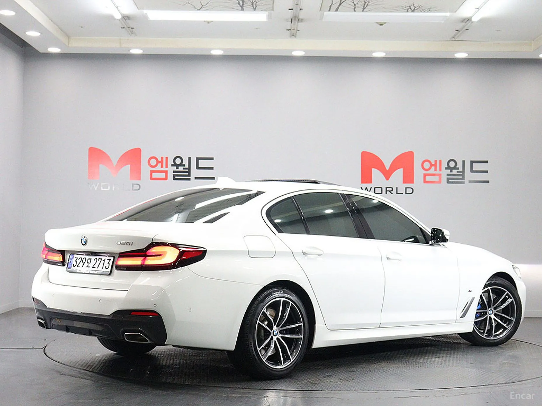 BMW 5 Series (G30) превью 4