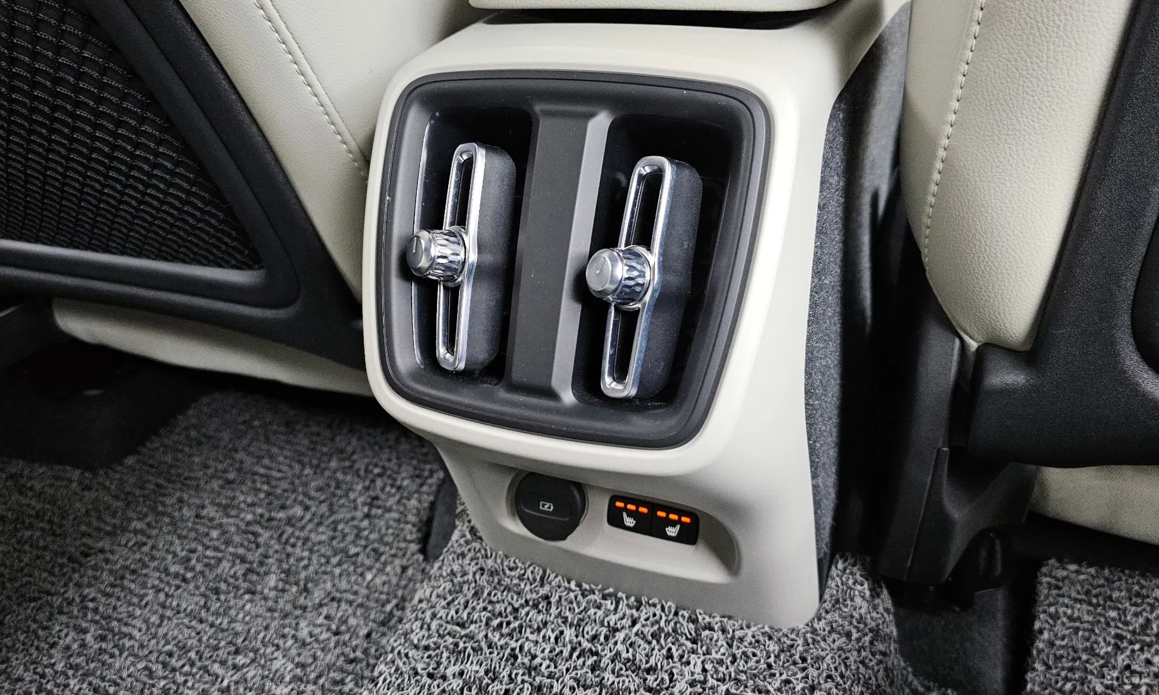 Volvo XC40 превью 19