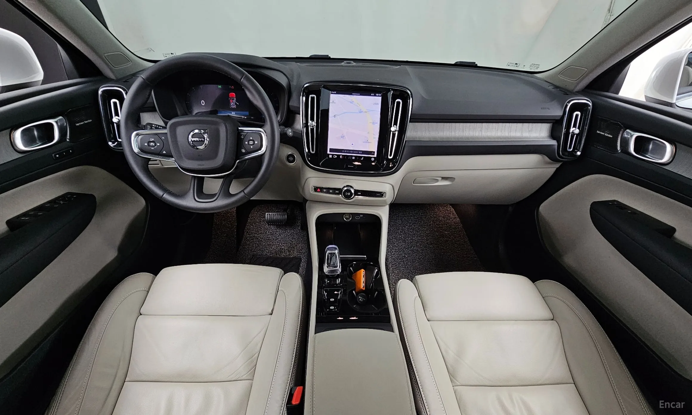 Volvo XC40 превью 7