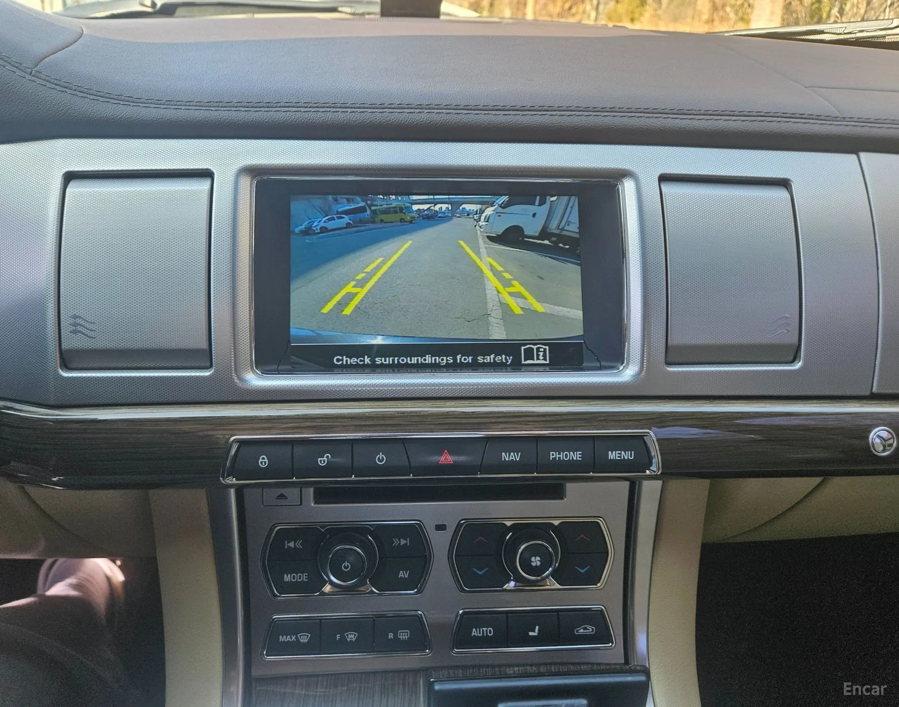 Jaguar New XF превью 15