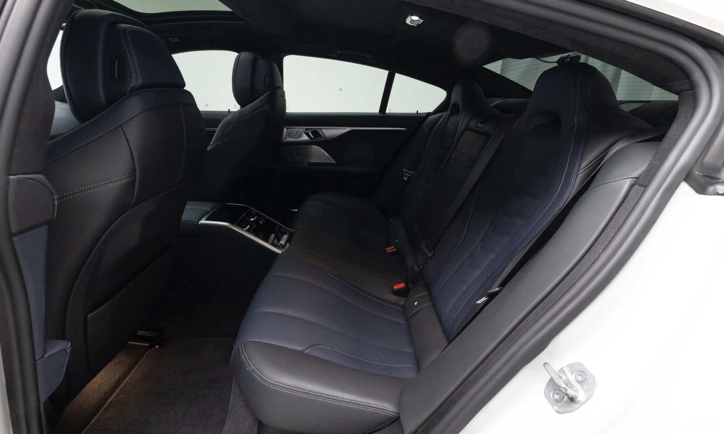 BMW 8-series (G15) превью 10