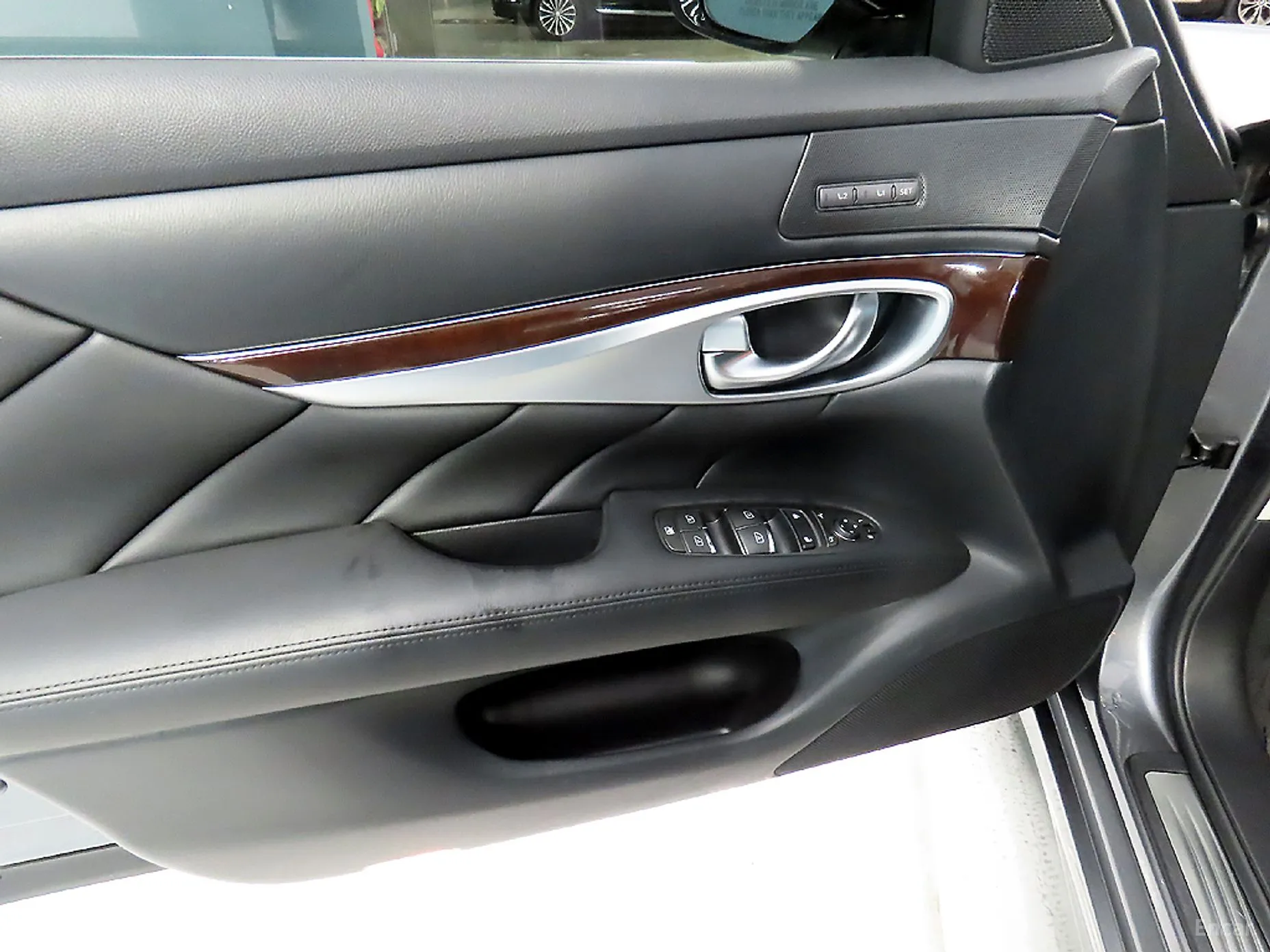 Infiniti Q70 превью 16