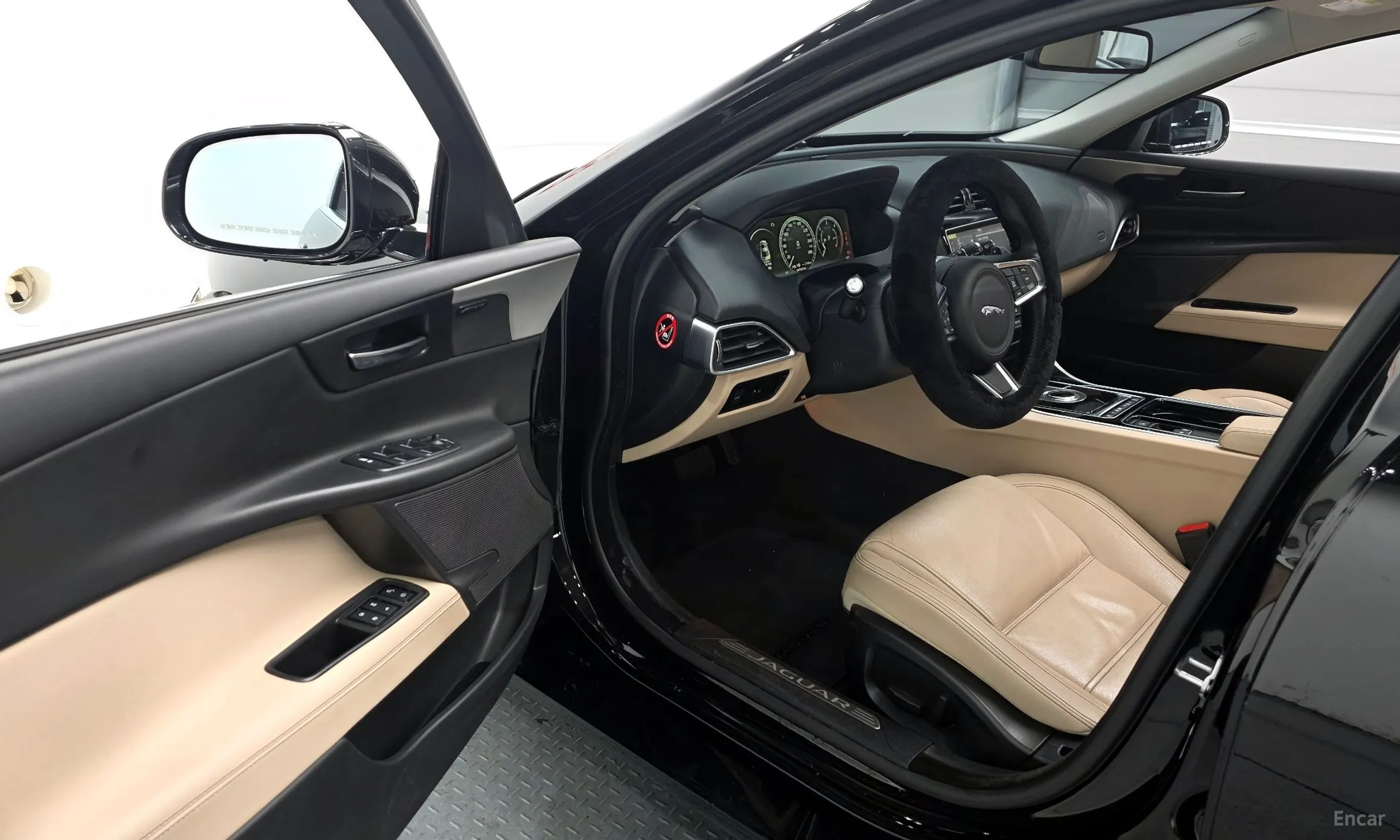 Jaguar XE превью 10