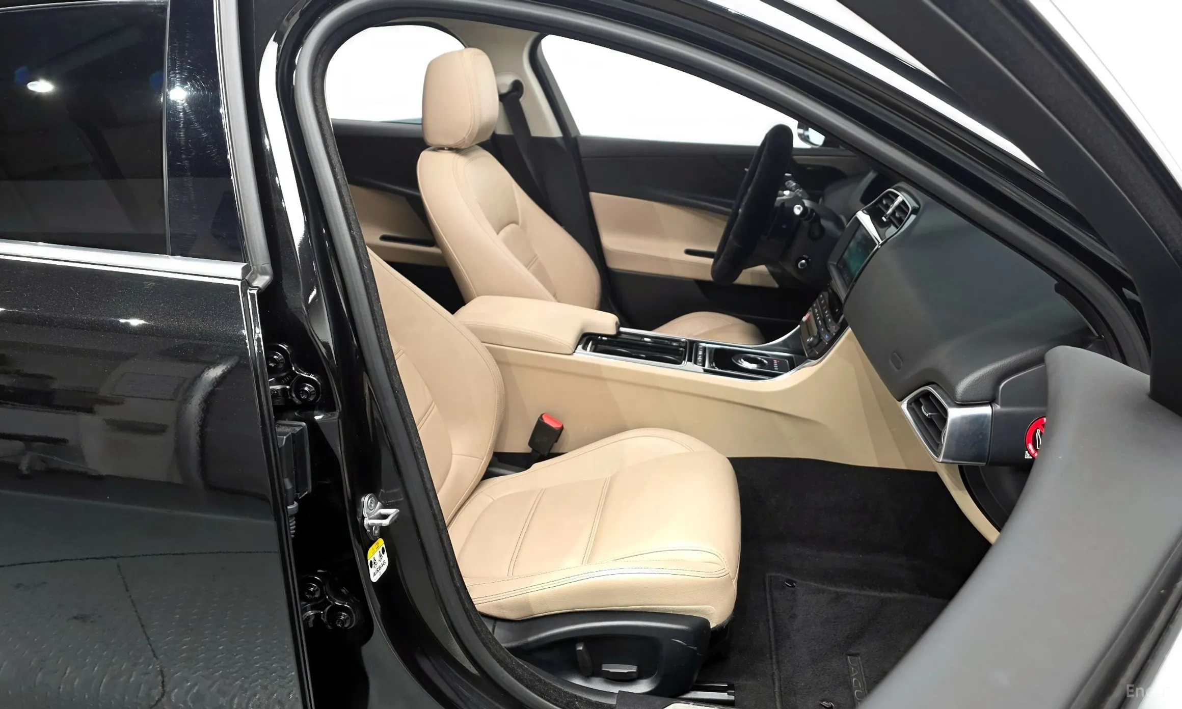 Jaguar XE превью 11