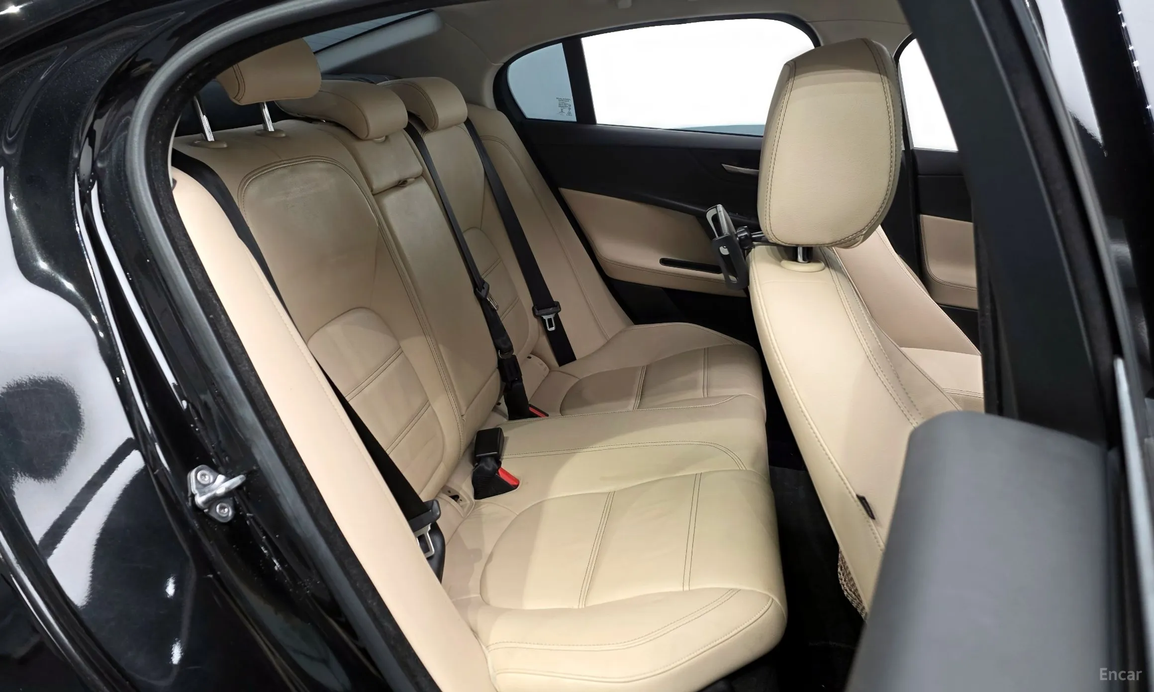 Jaguar XE превью 12