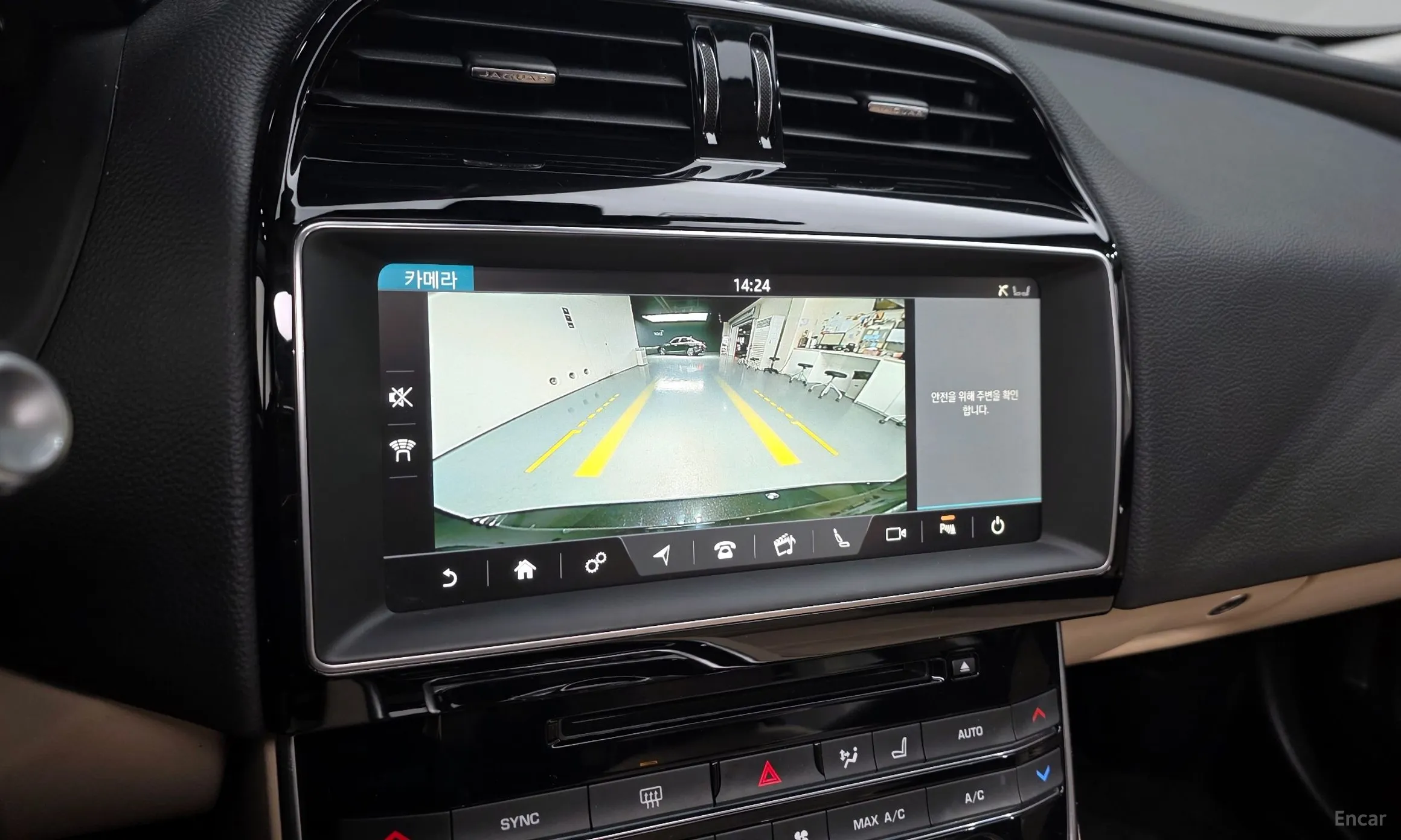 Jaguar XE превью 15