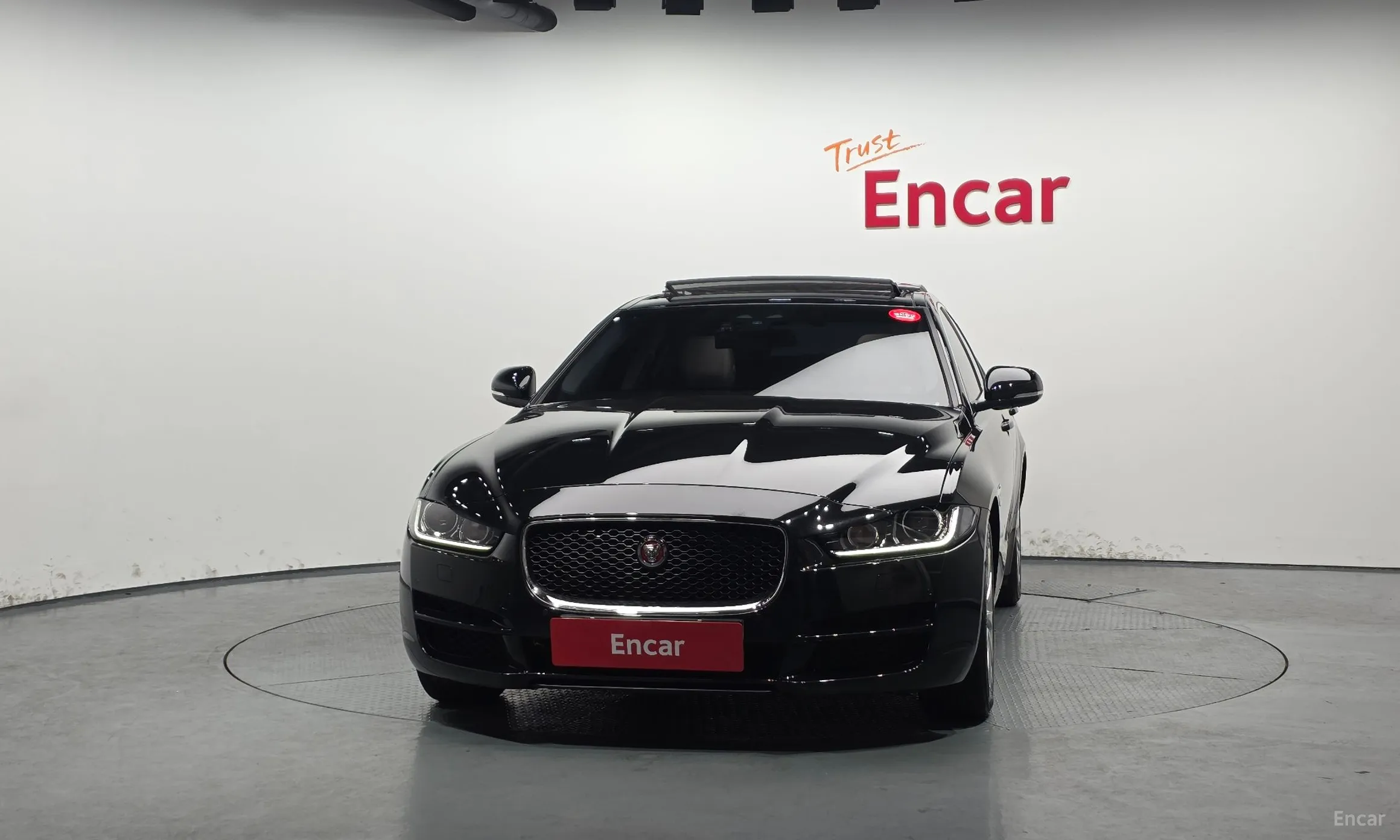Jaguar XE превью 3