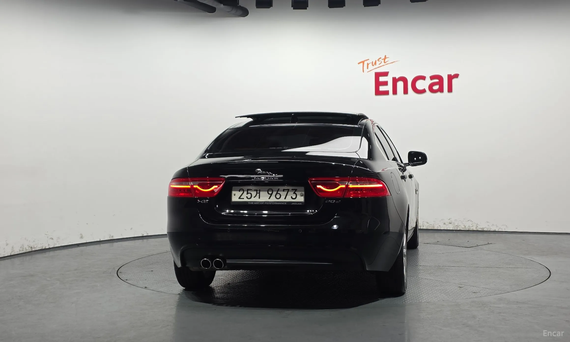 Jaguar XE превью 4