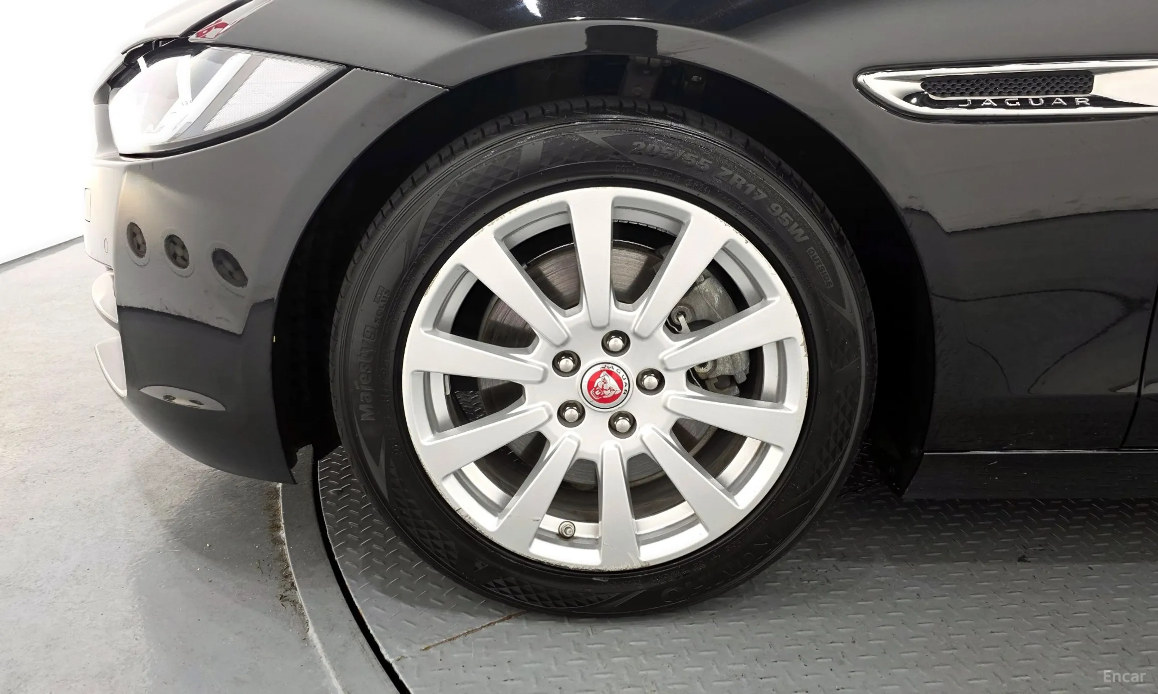 Jaguar XE превью 5