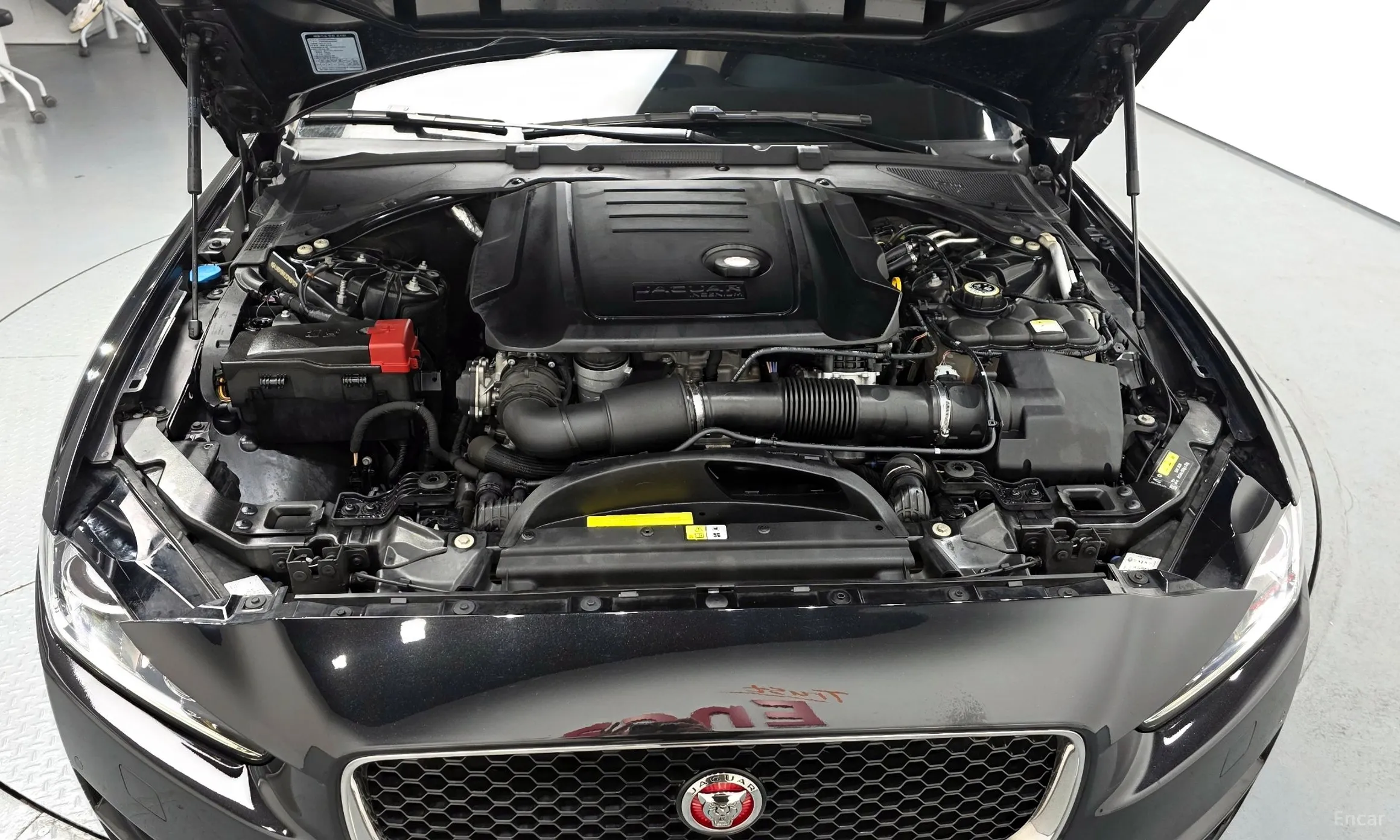 Jaguar XE превью 6