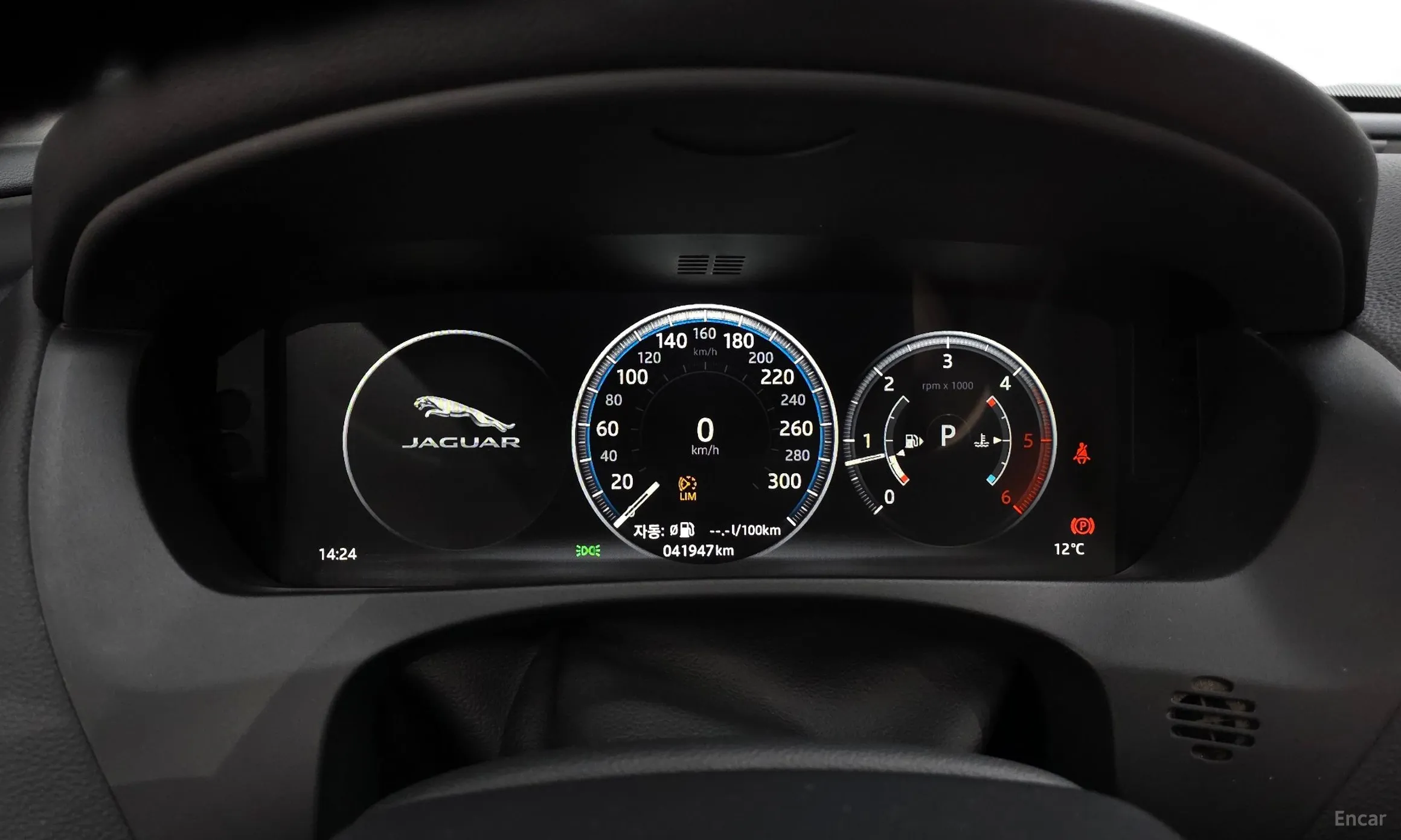 Jaguar XE превью 8