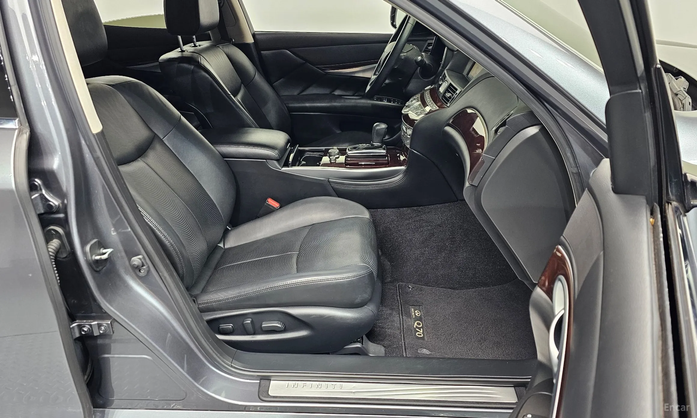 Infiniti Q70 превью 10