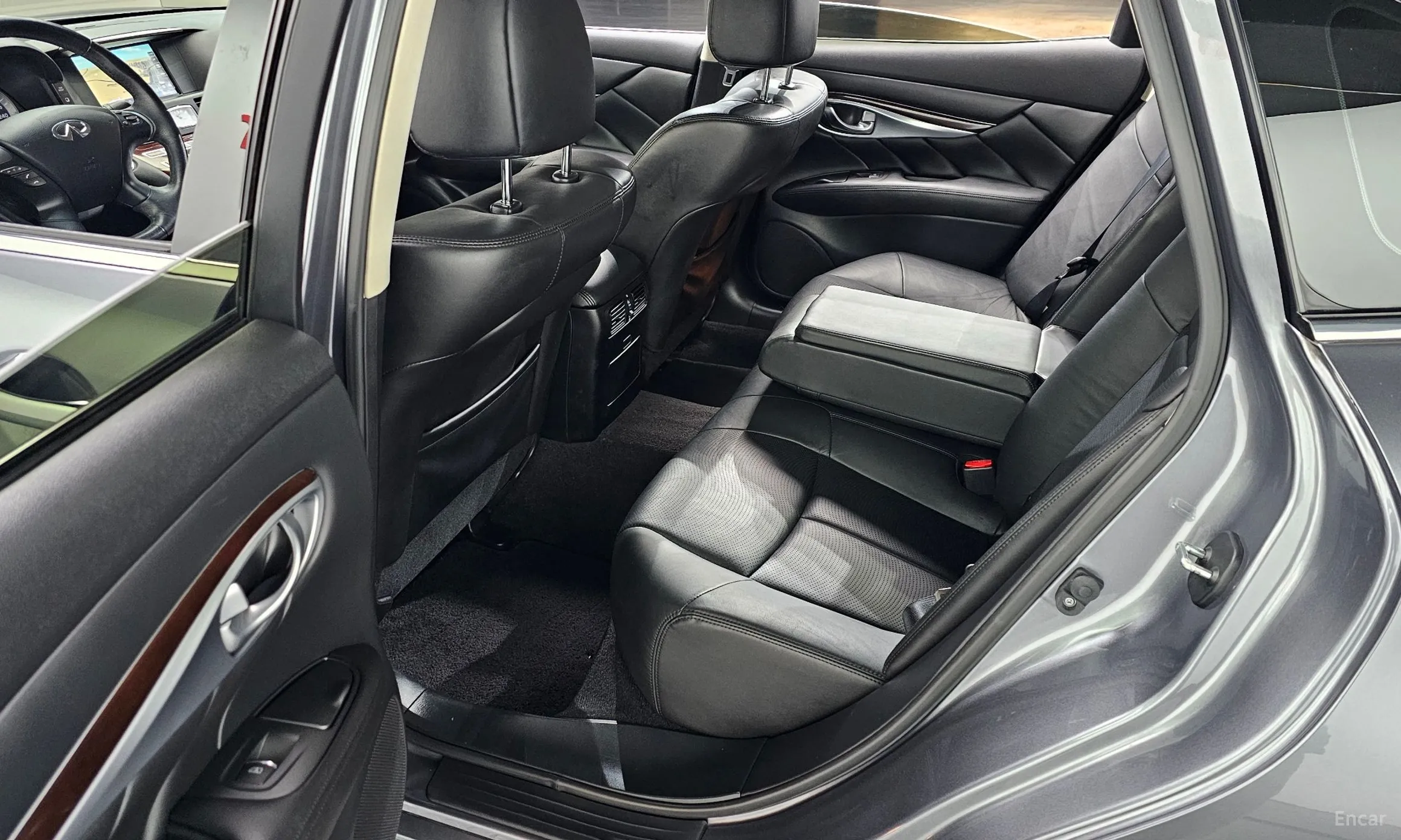 Infiniti Q70 превью 12