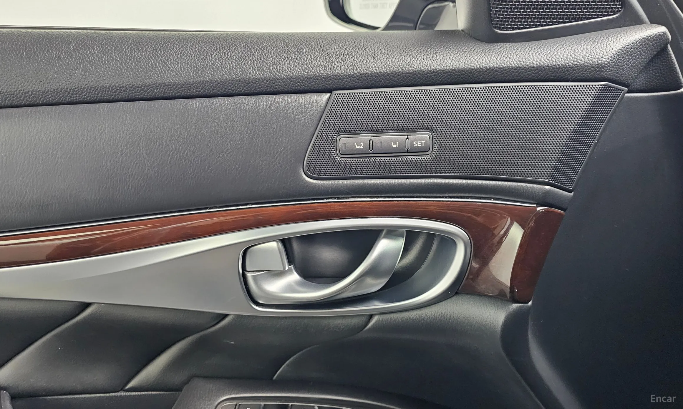 Infiniti Q70 превью 17