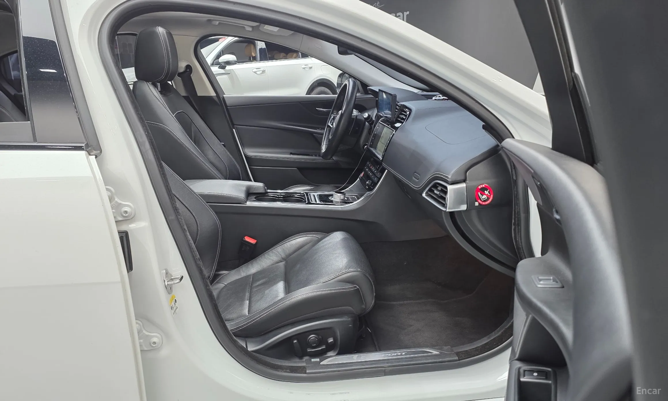 Jaguar XE превью 10