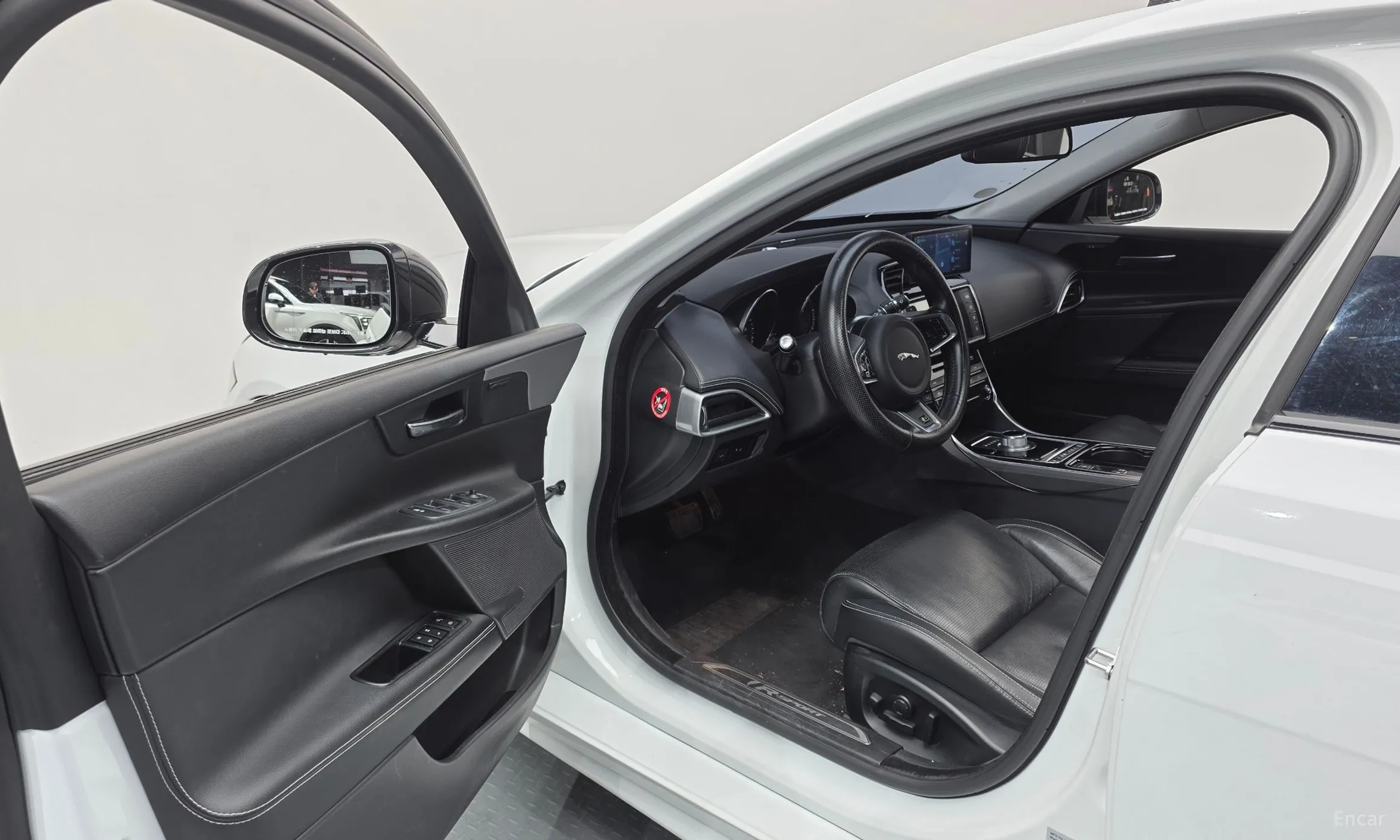 Jaguar XE превью 11