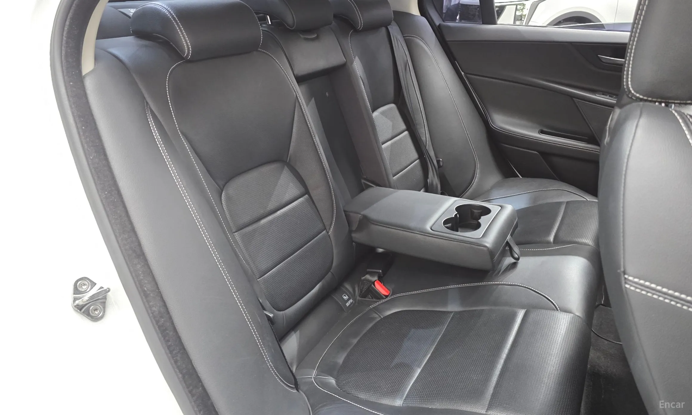 Jaguar XE превью 12