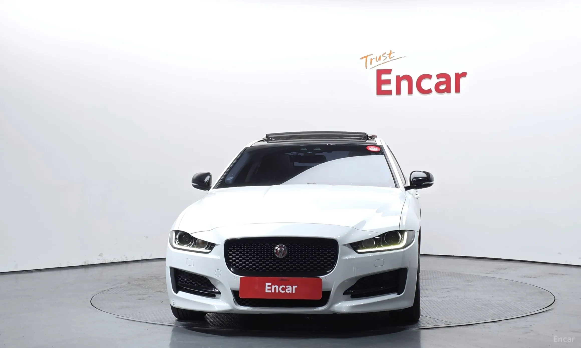 Jaguar XE превью 3