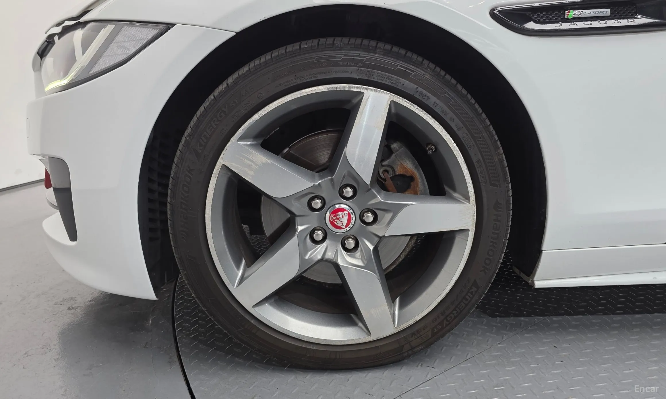 Jaguar XE превью 5
