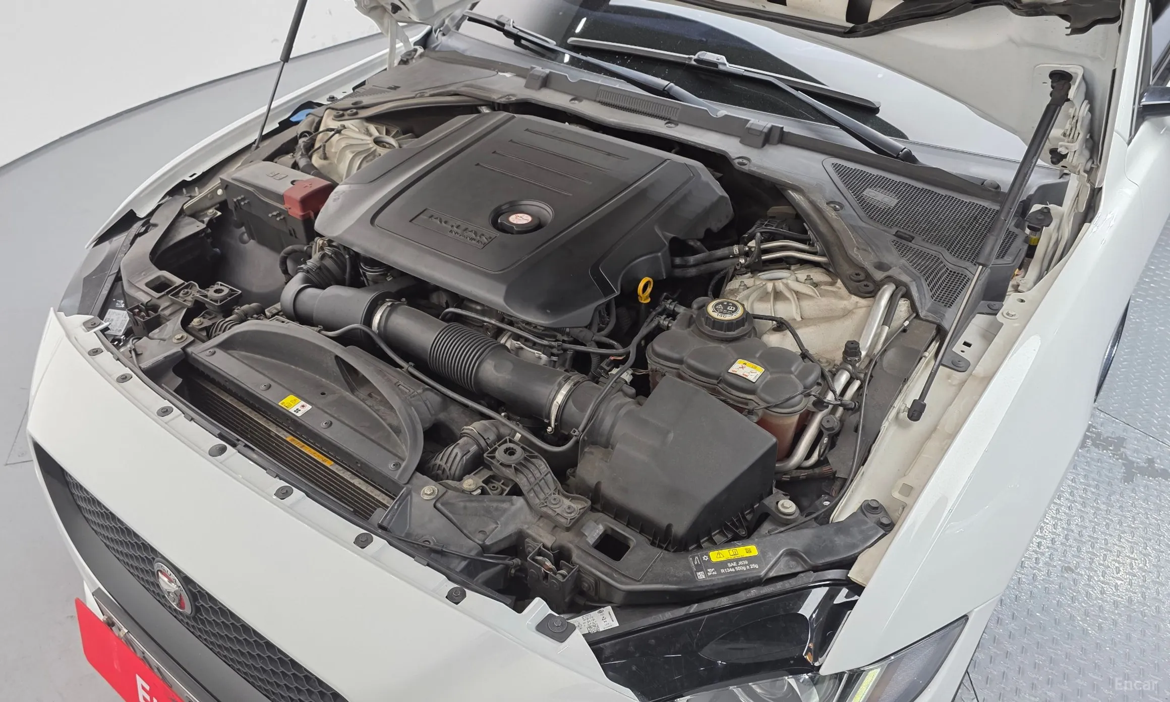 Jaguar XE превью 6