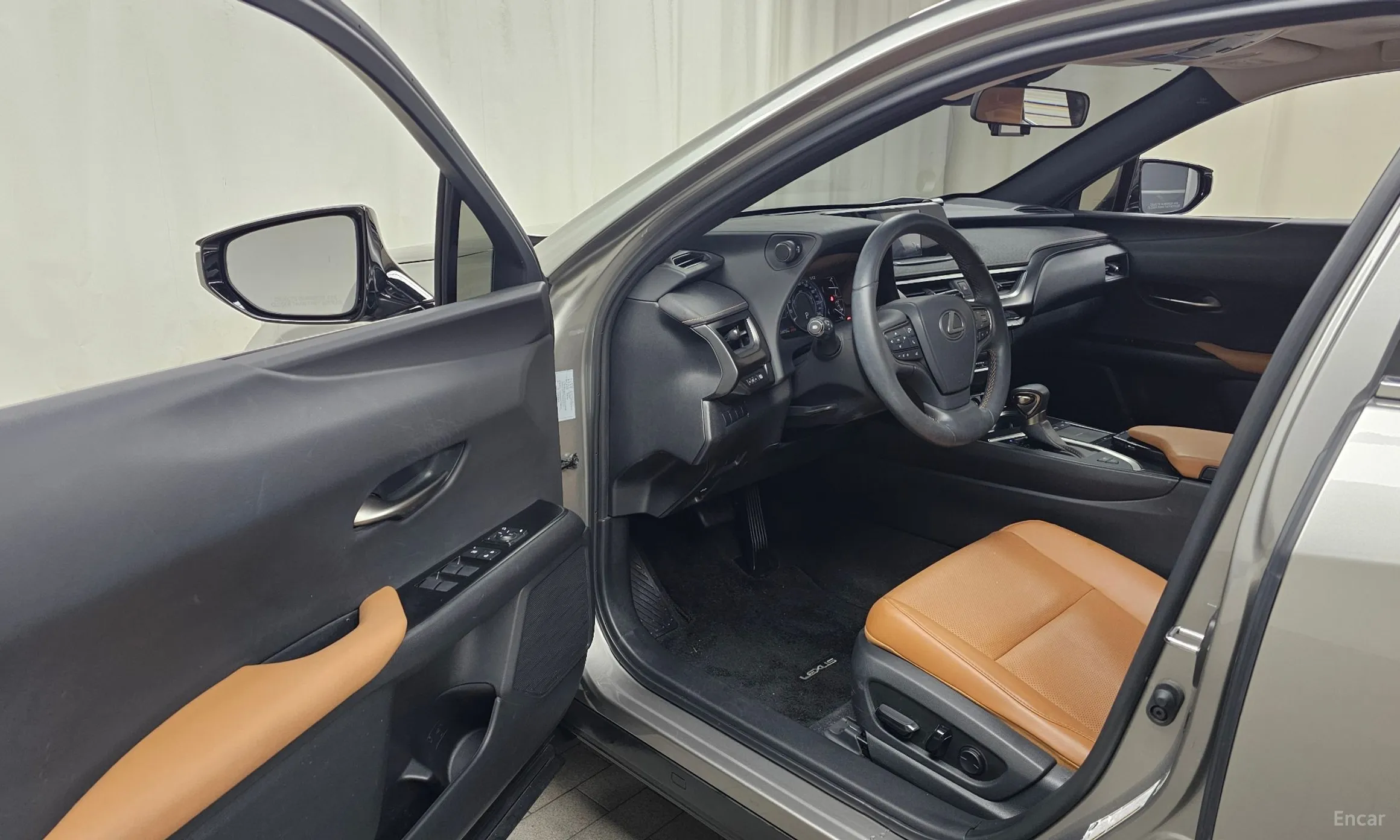 Lexus UX250h превью 10