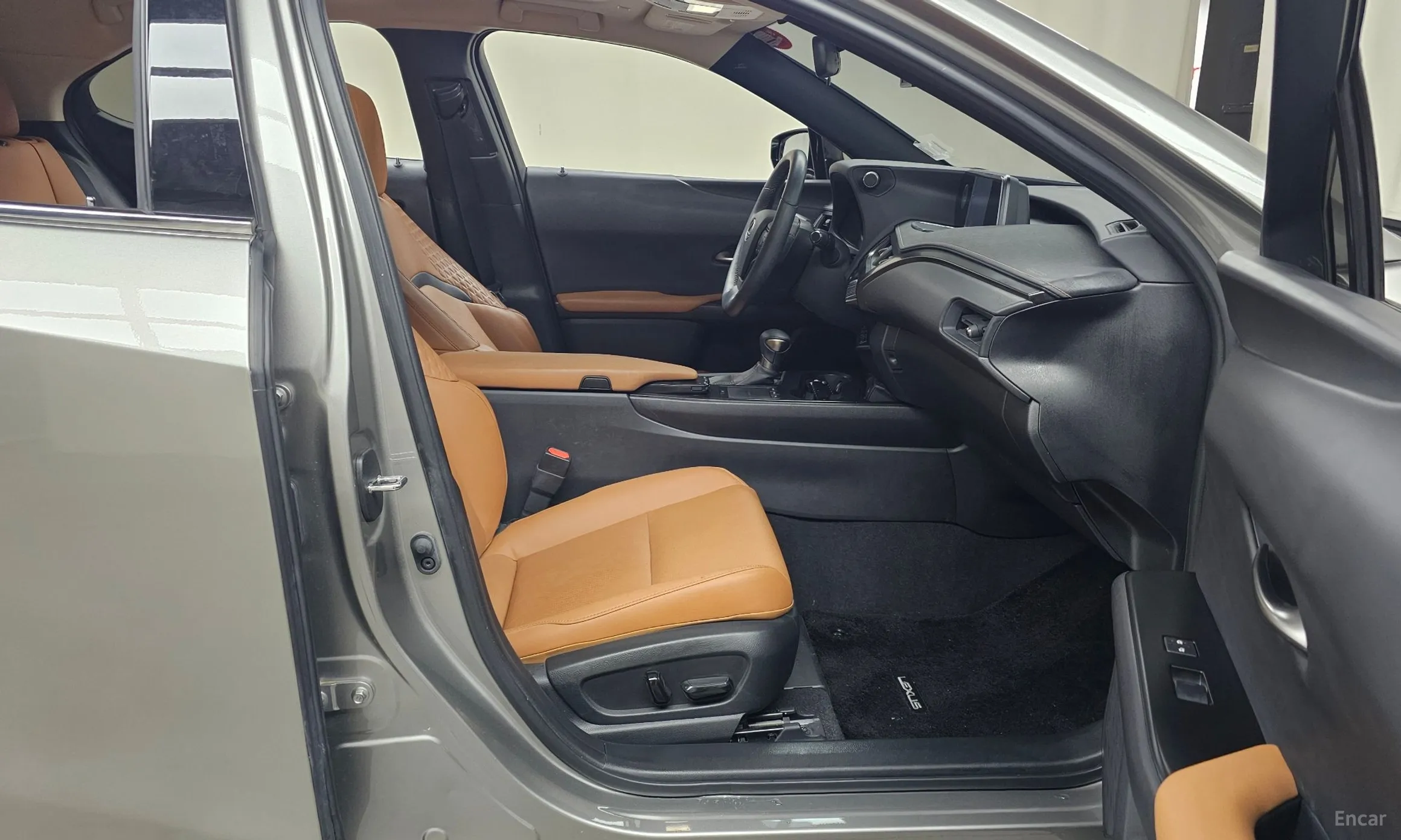 Lexus UX250h превью 11