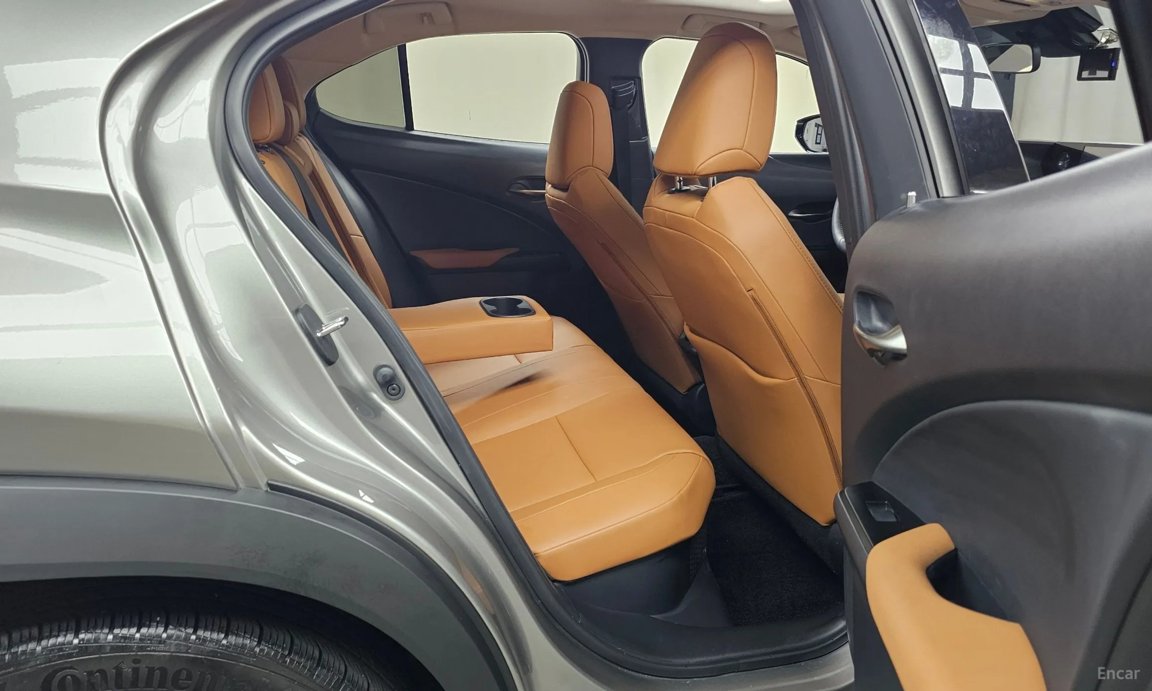 Lexus UX250h превью 12