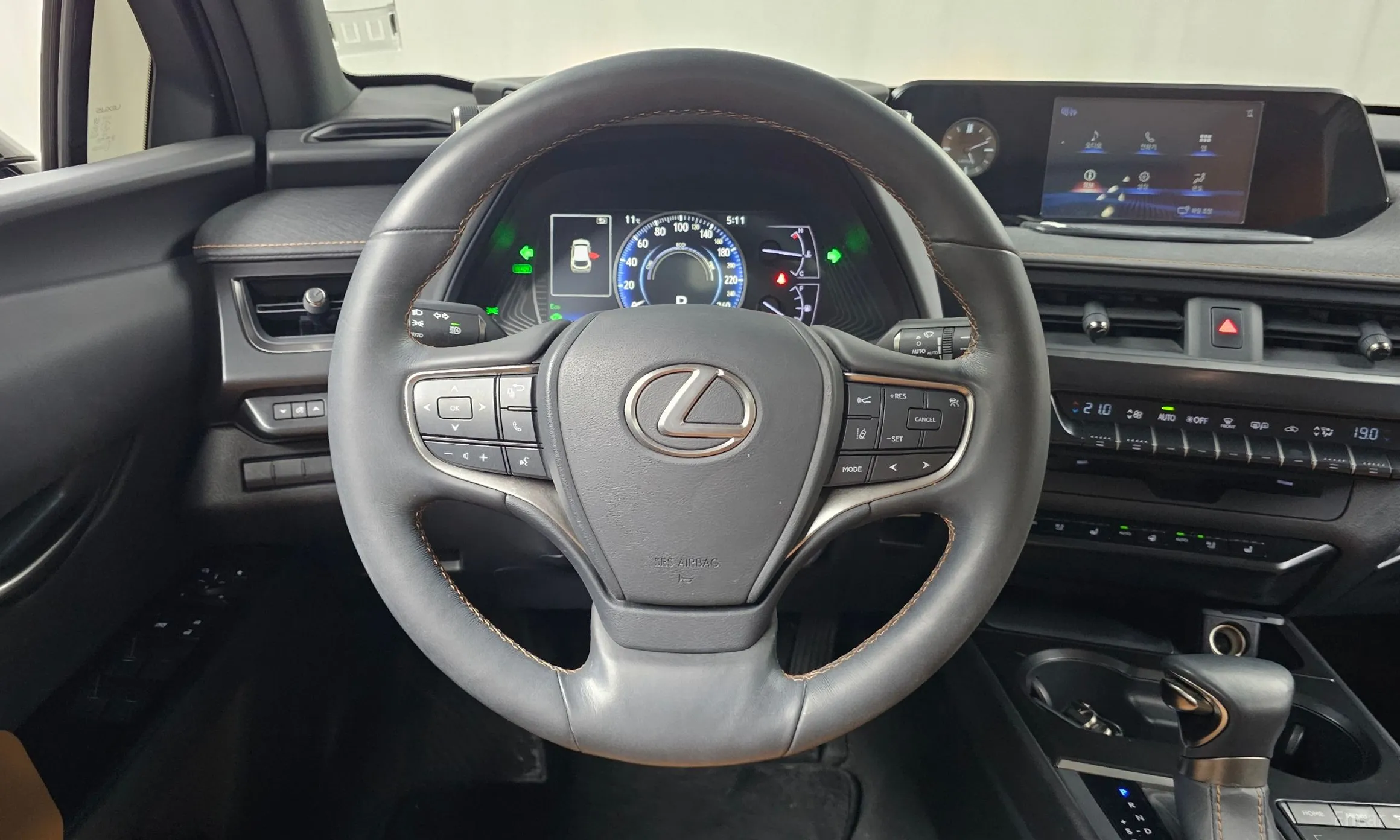 Lexus UX250h превью 13