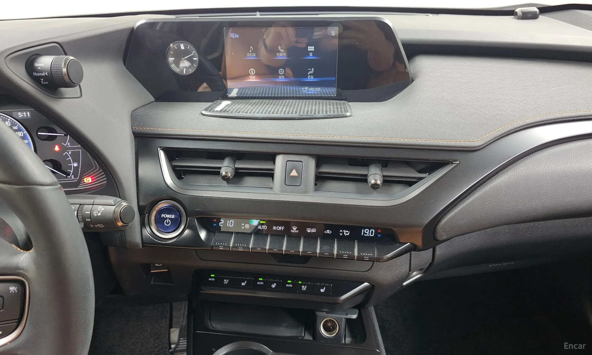 Lexus UX250h превью 16