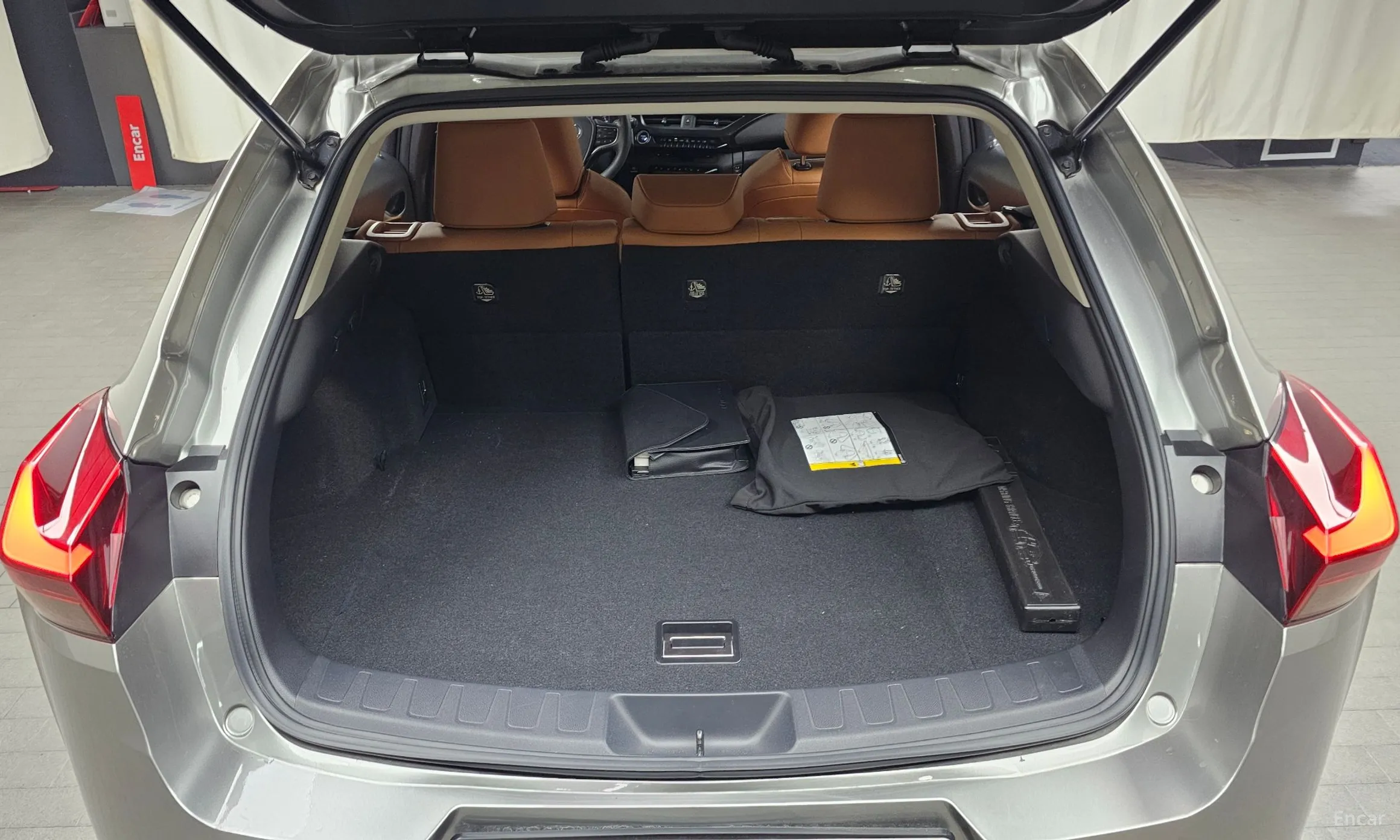 Lexus UX250h превью 20