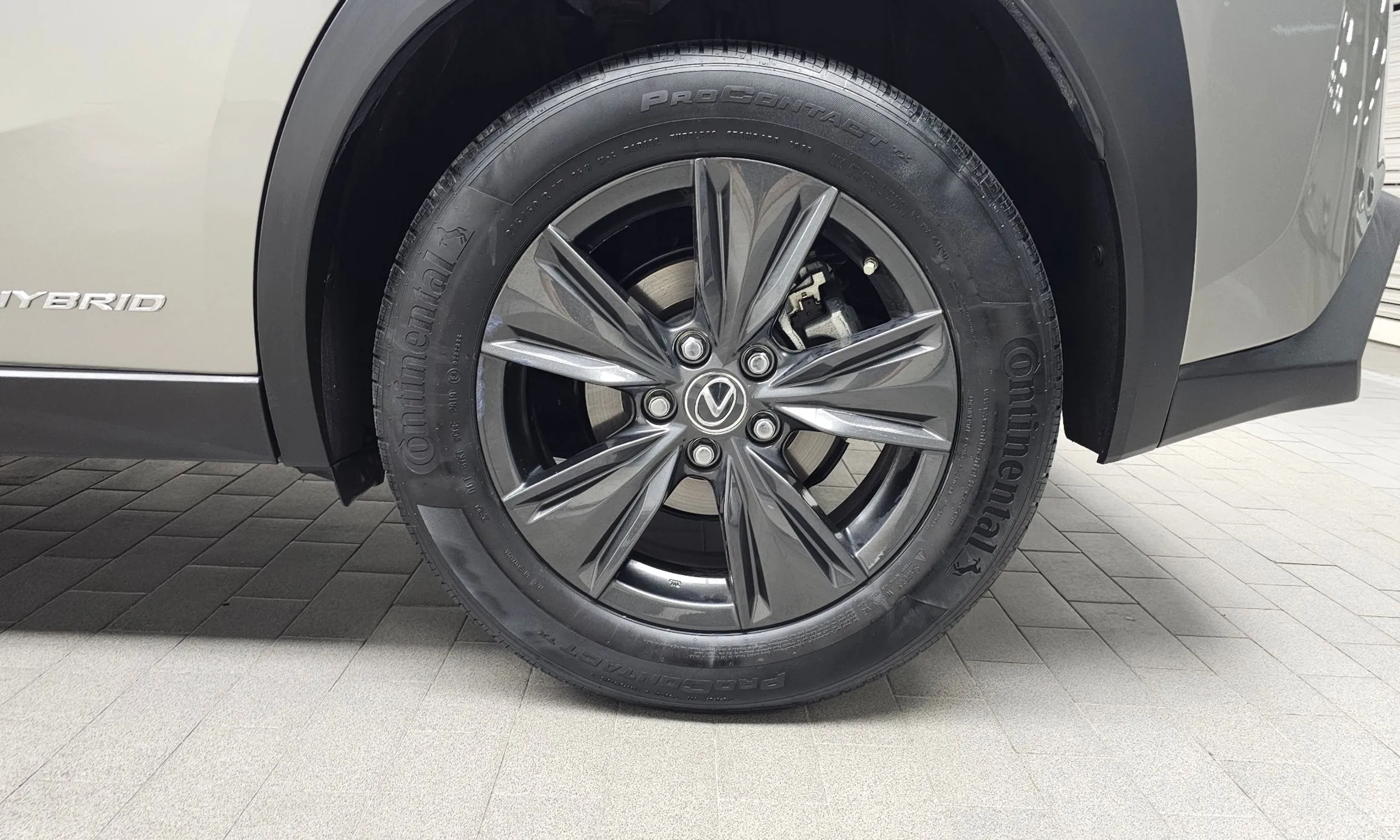Lexus UX250h превью 5