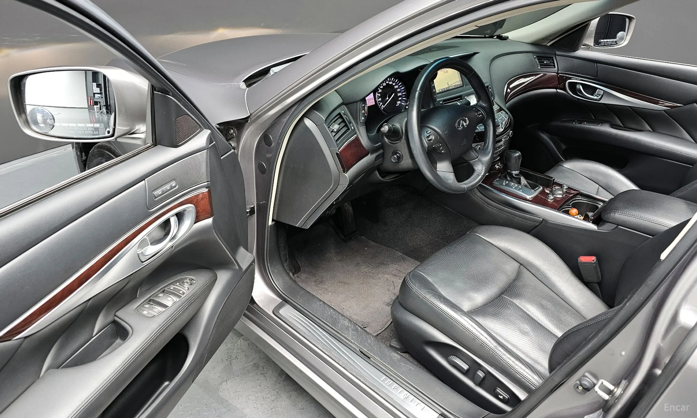 Infiniti Q70 превью 12