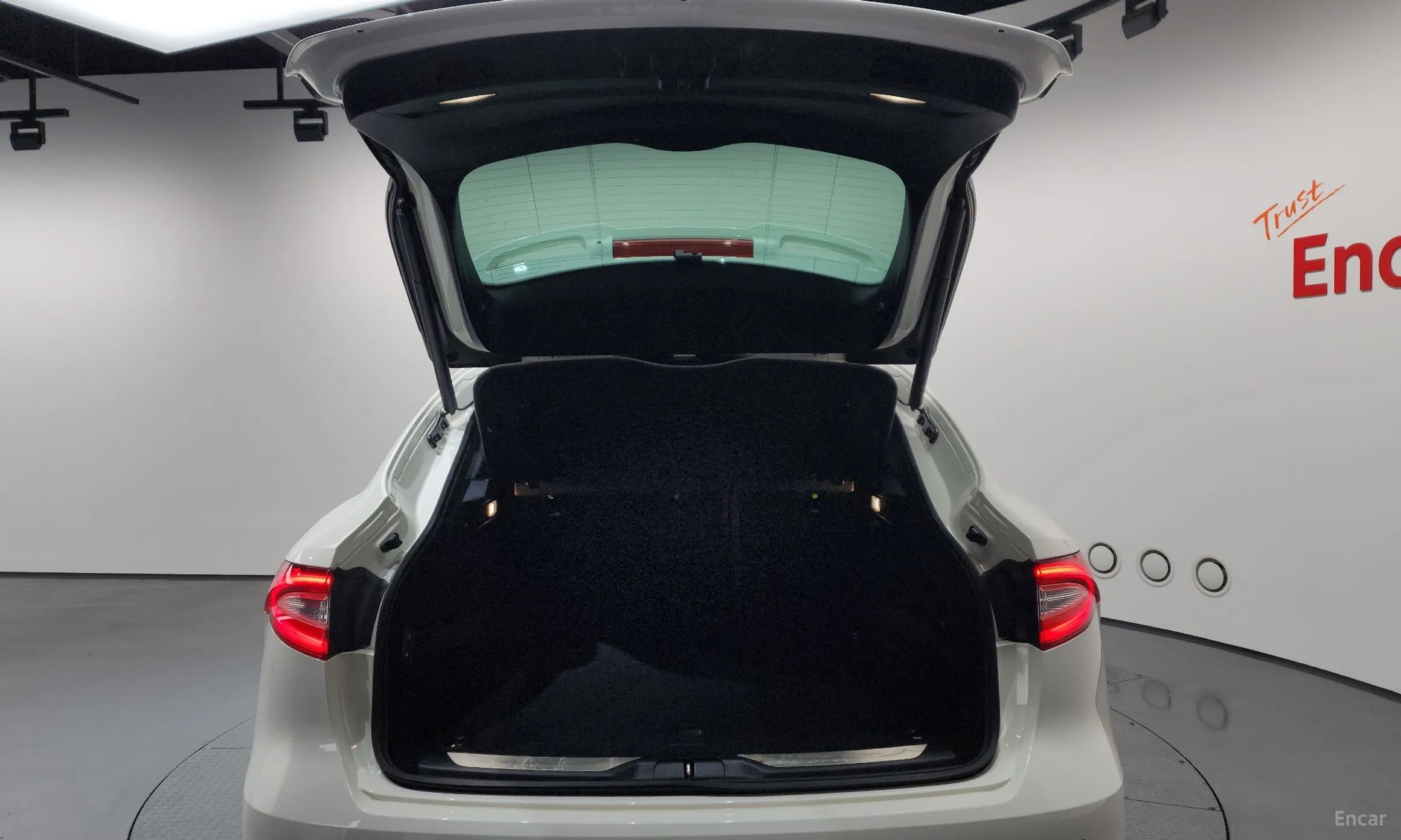 Maserati Levante превью 20