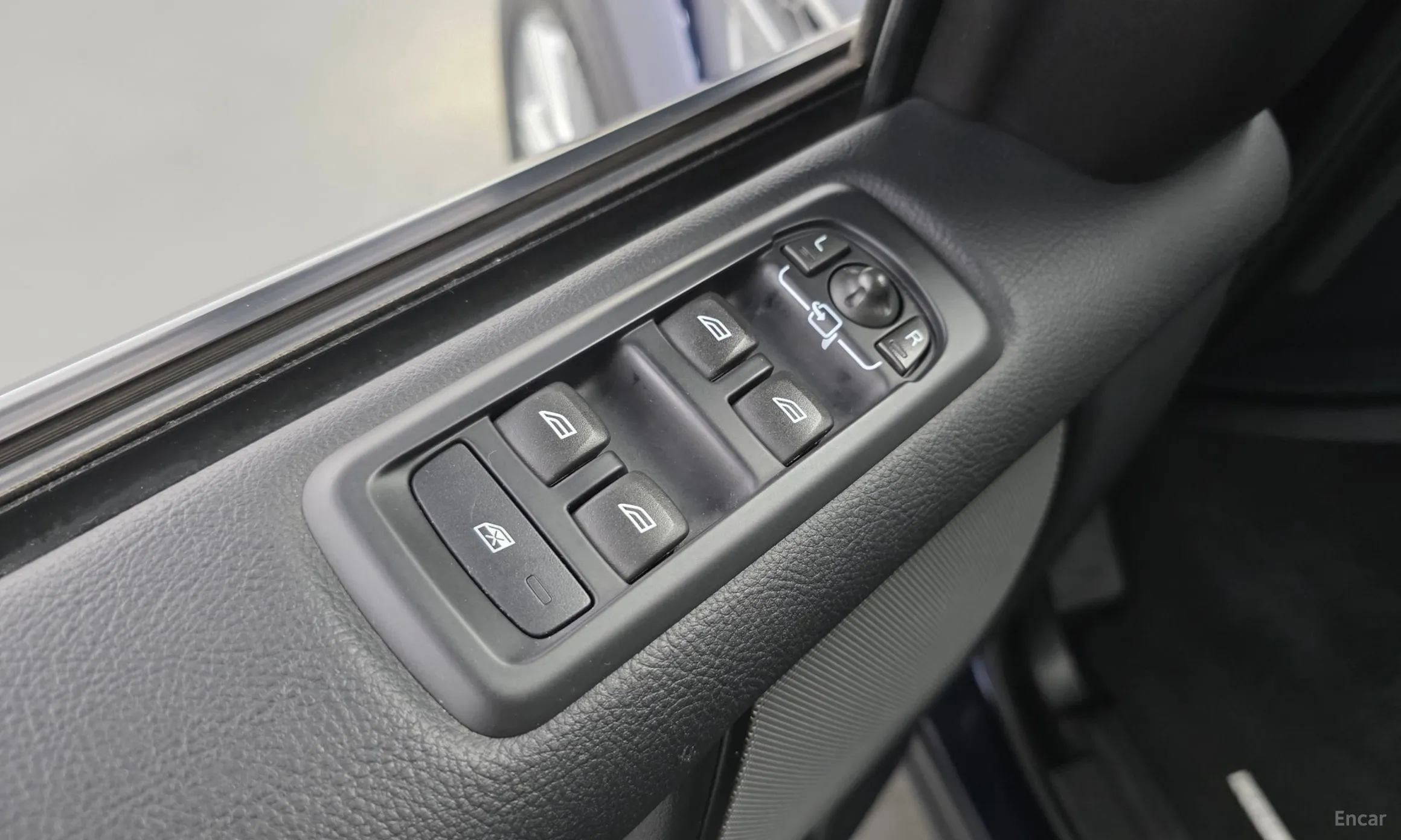 Land Rover Discovery 4 превью 14
