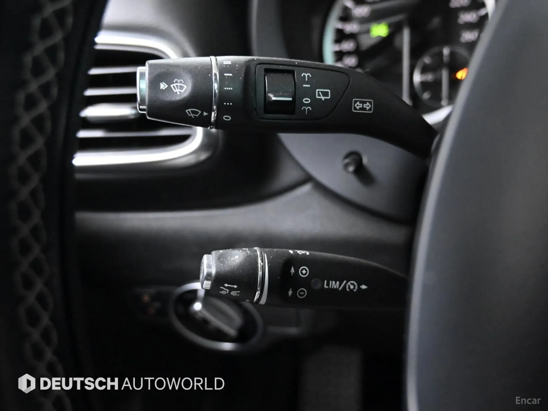 Infiniti Q30 превью 18