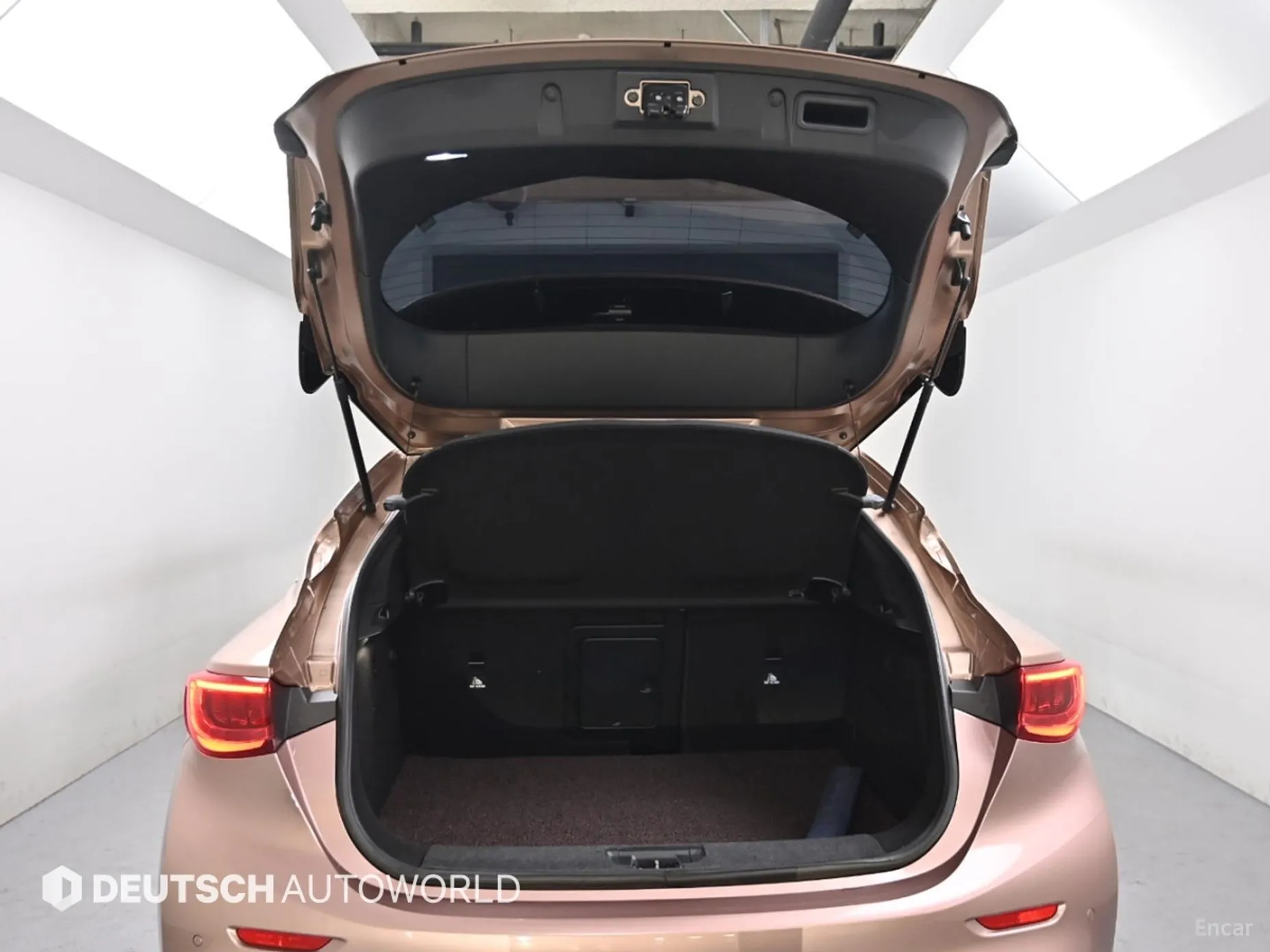 Infiniti Q30 превью 20