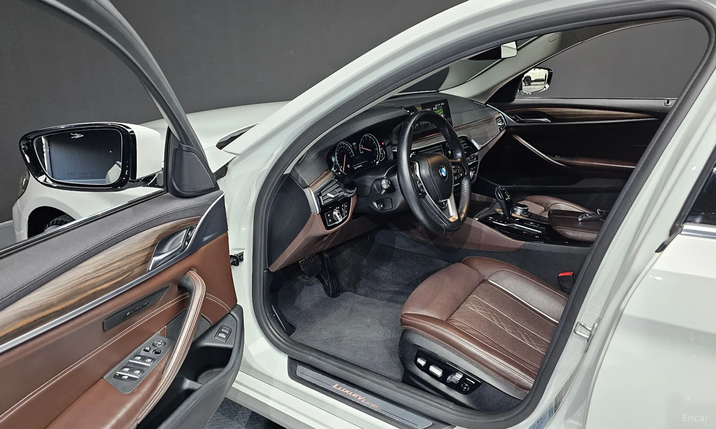 BMW 5 Series (G30) превью 10