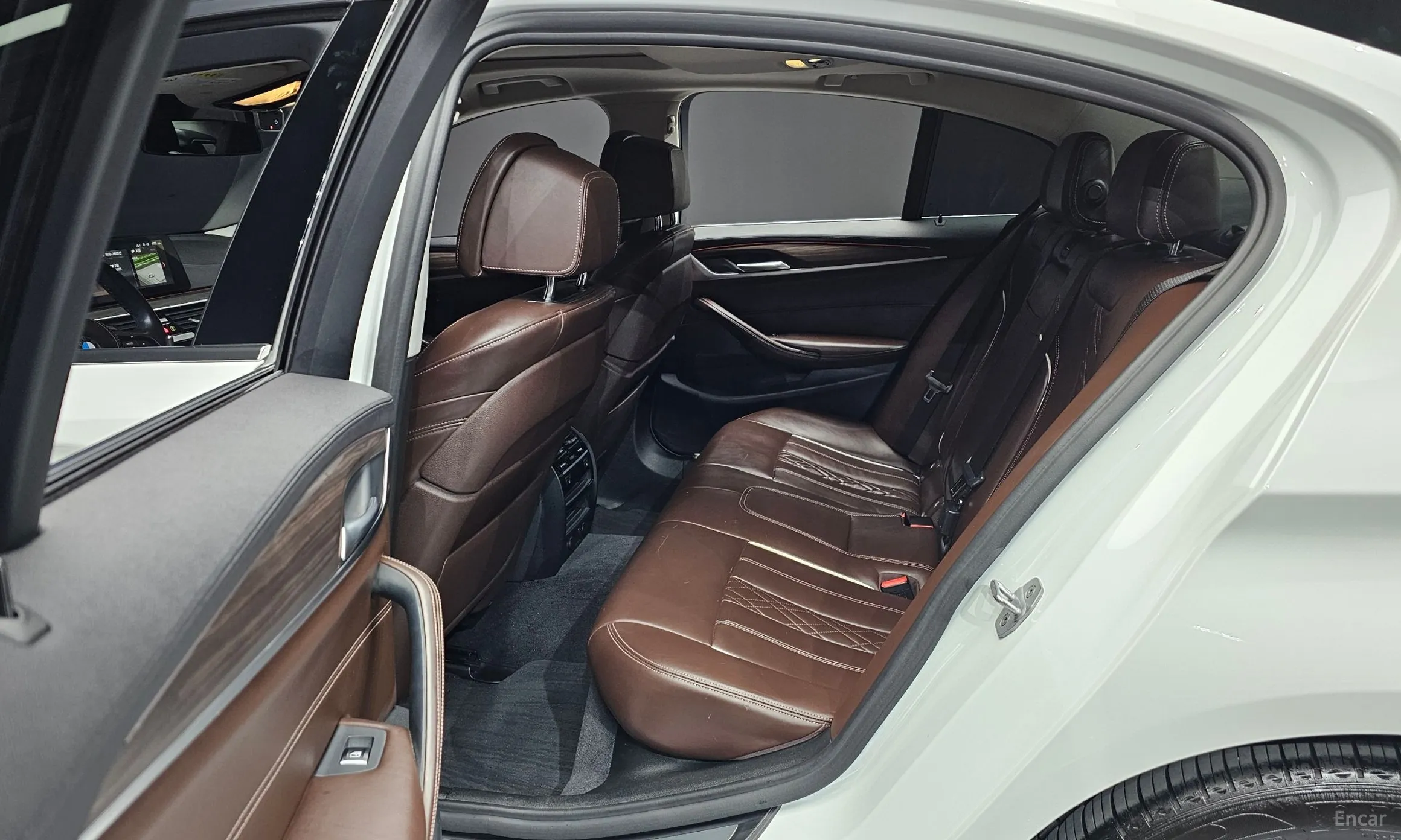 BMW 5 Series (G30) превью 11