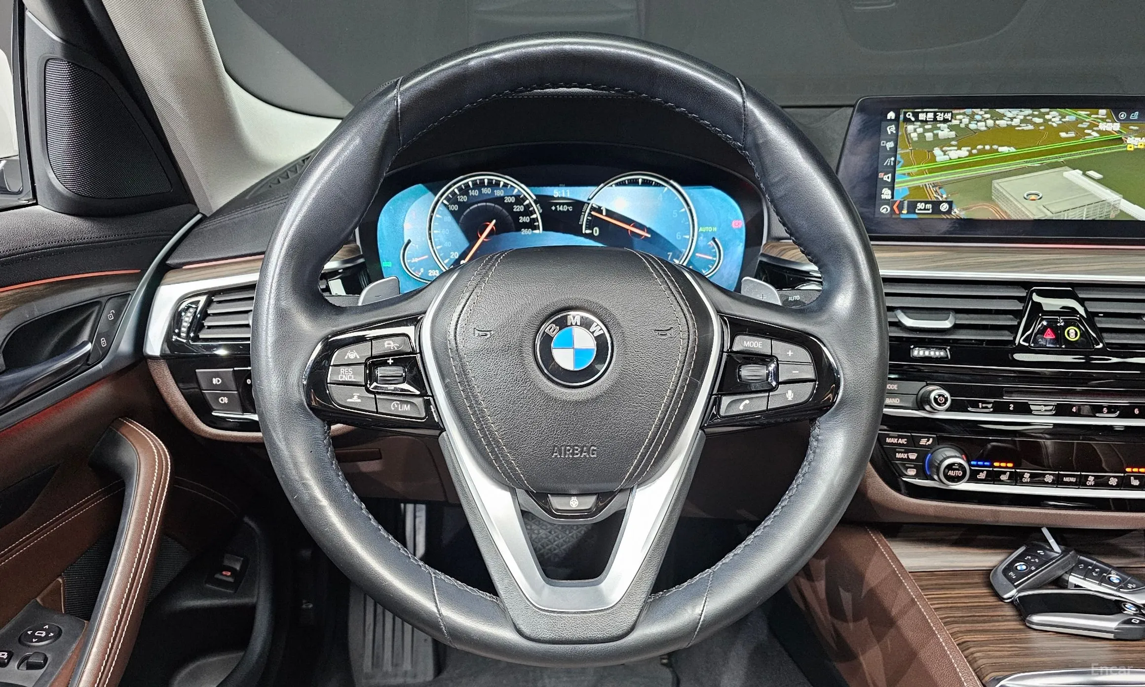 BMW 5 Series (G30) превью 14