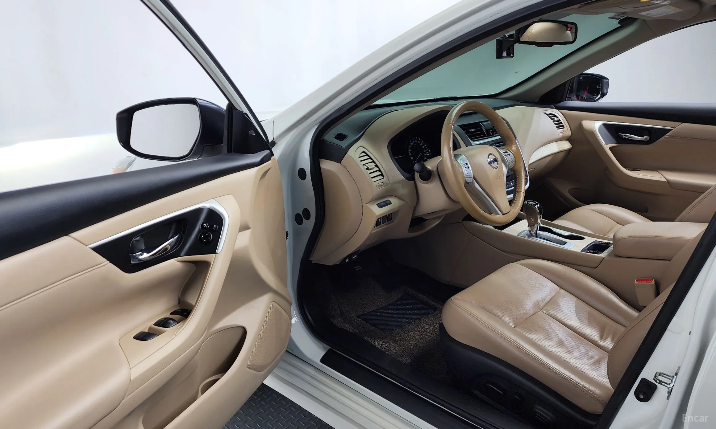 Nissan Altima превью 10