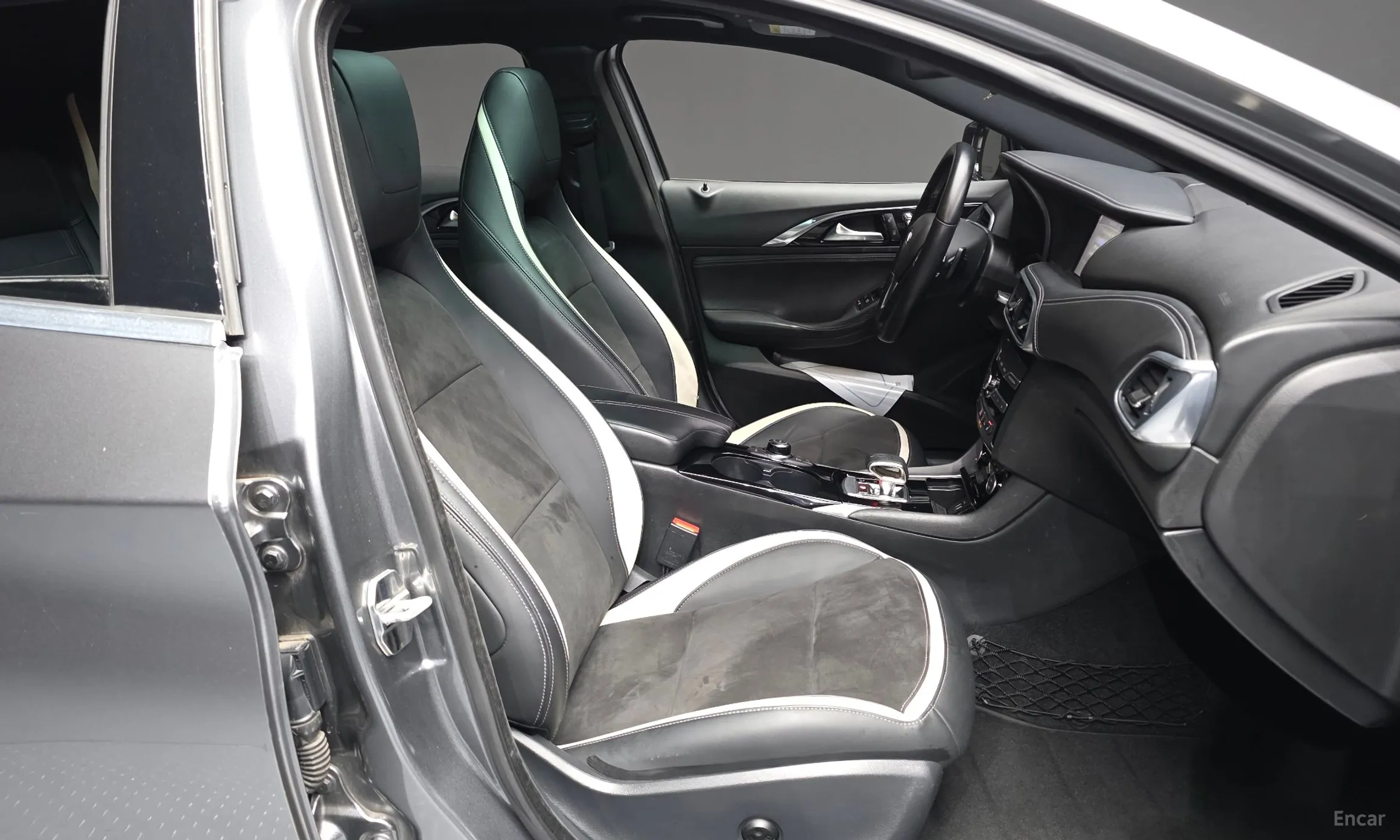 Infiniti Q30 превью 11