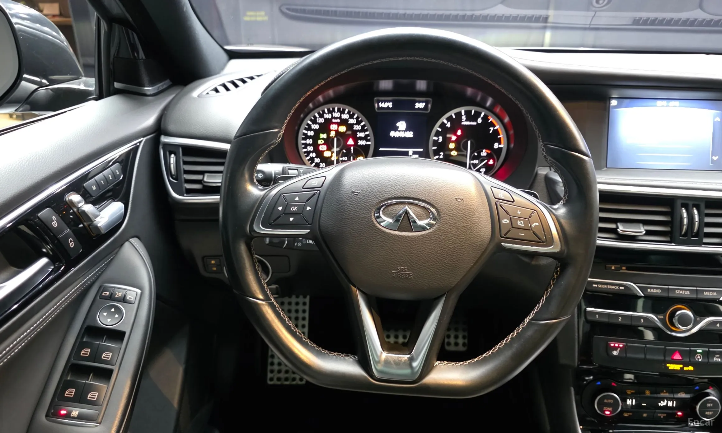 Infiniti Q30 превью 13