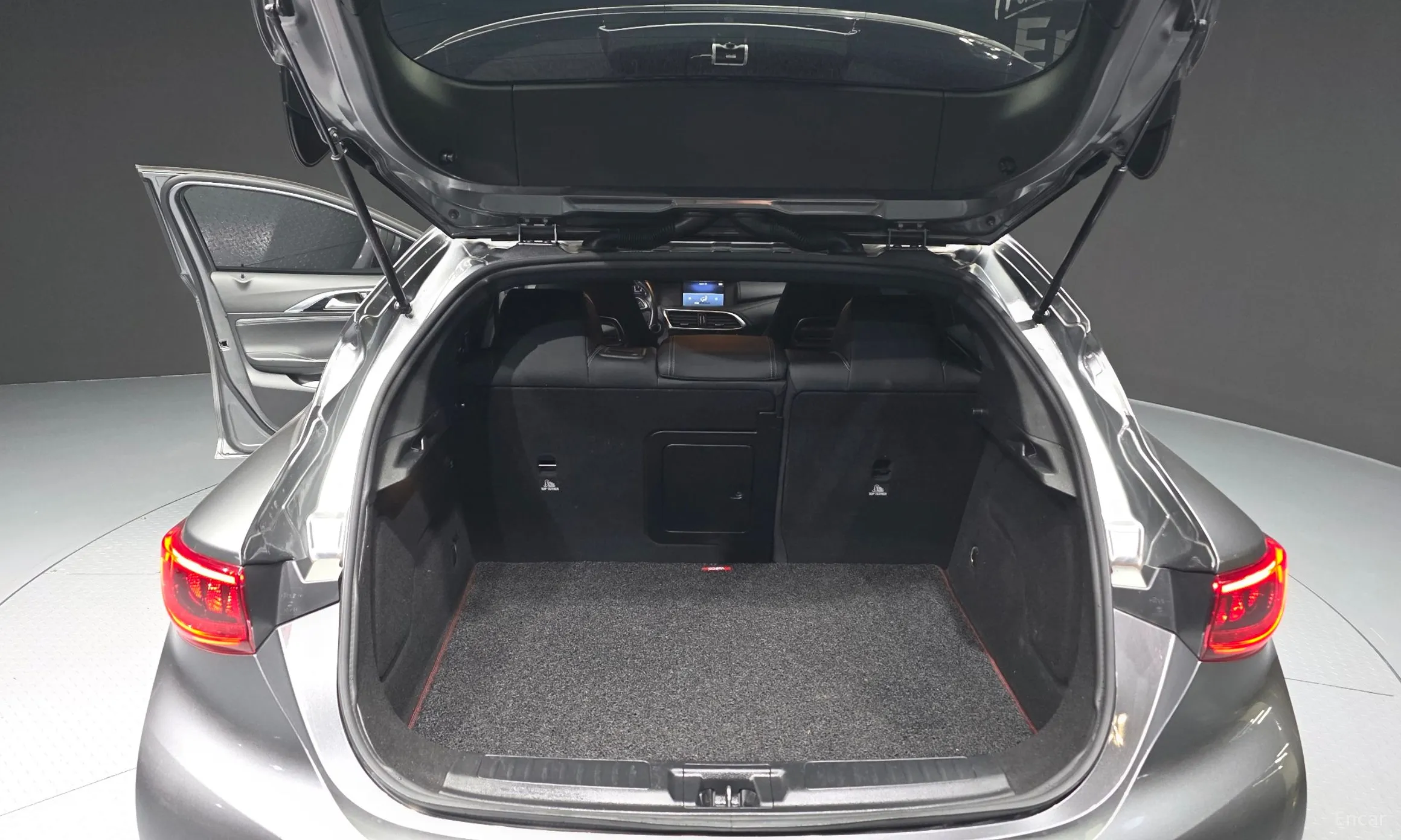 Infiniti Q30 превью 20