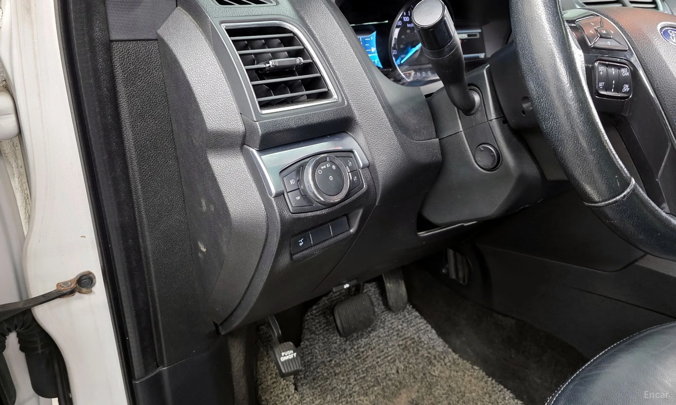 Ford Explorer превью 17