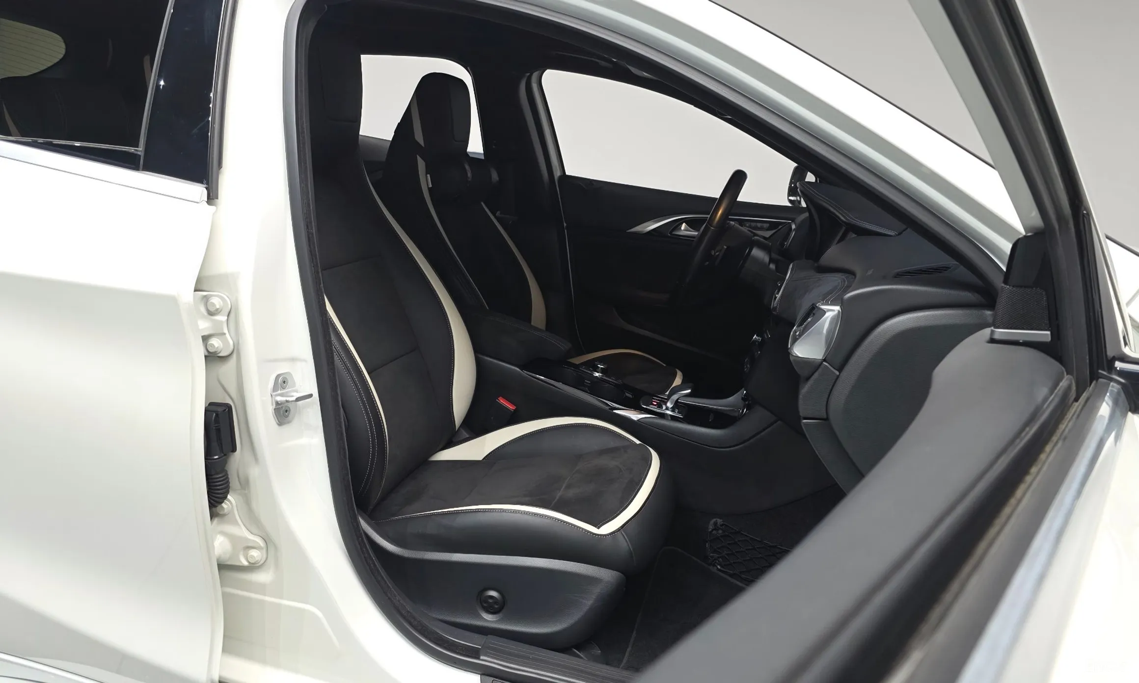 Infiniti Q30 превью 10