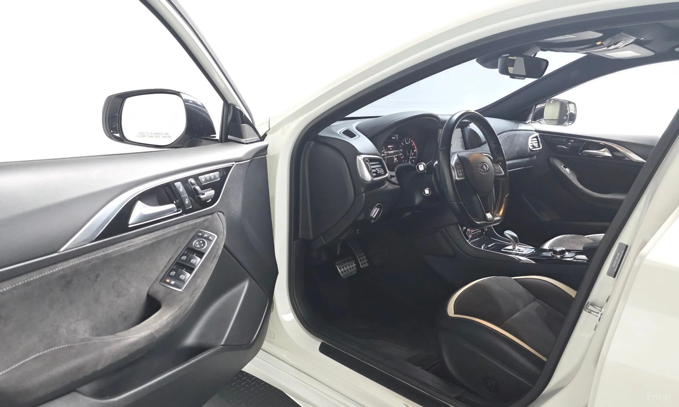 Infiniti Q30 превью 11