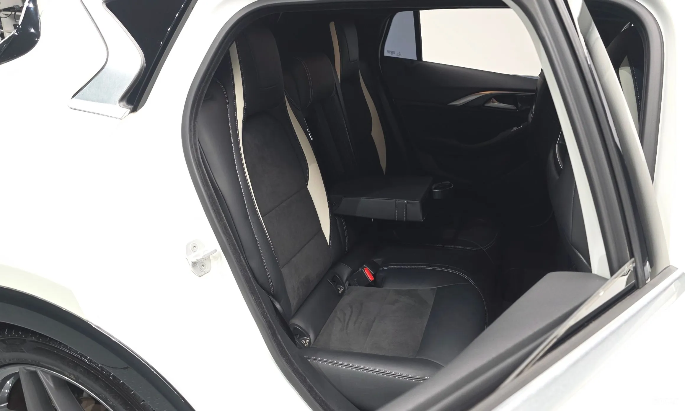 Infiniti Q30 превью 12
